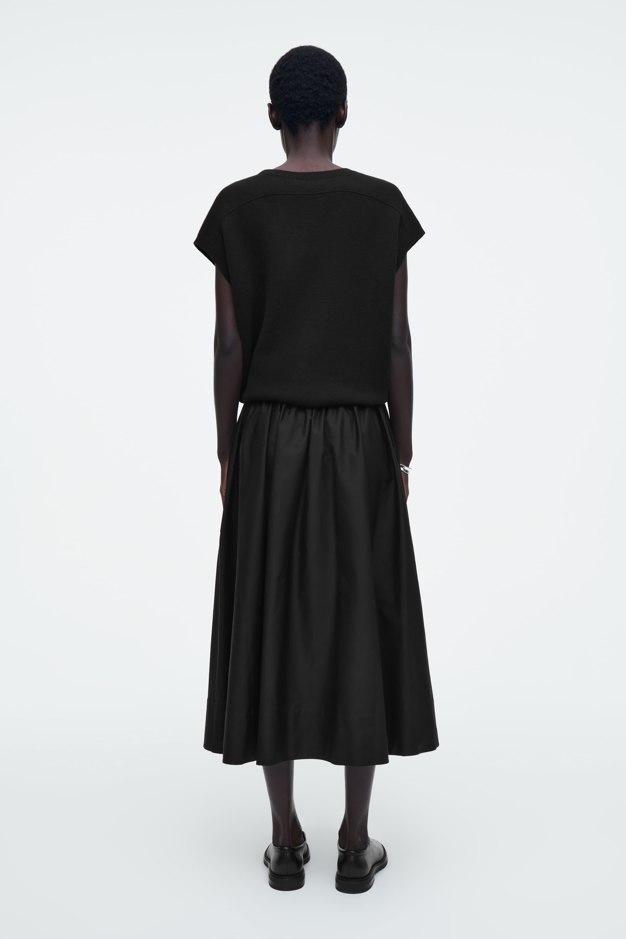 View larger image: ELASTICATED MIDI SKIRT - BLACK - Ladies | H&M GB 4