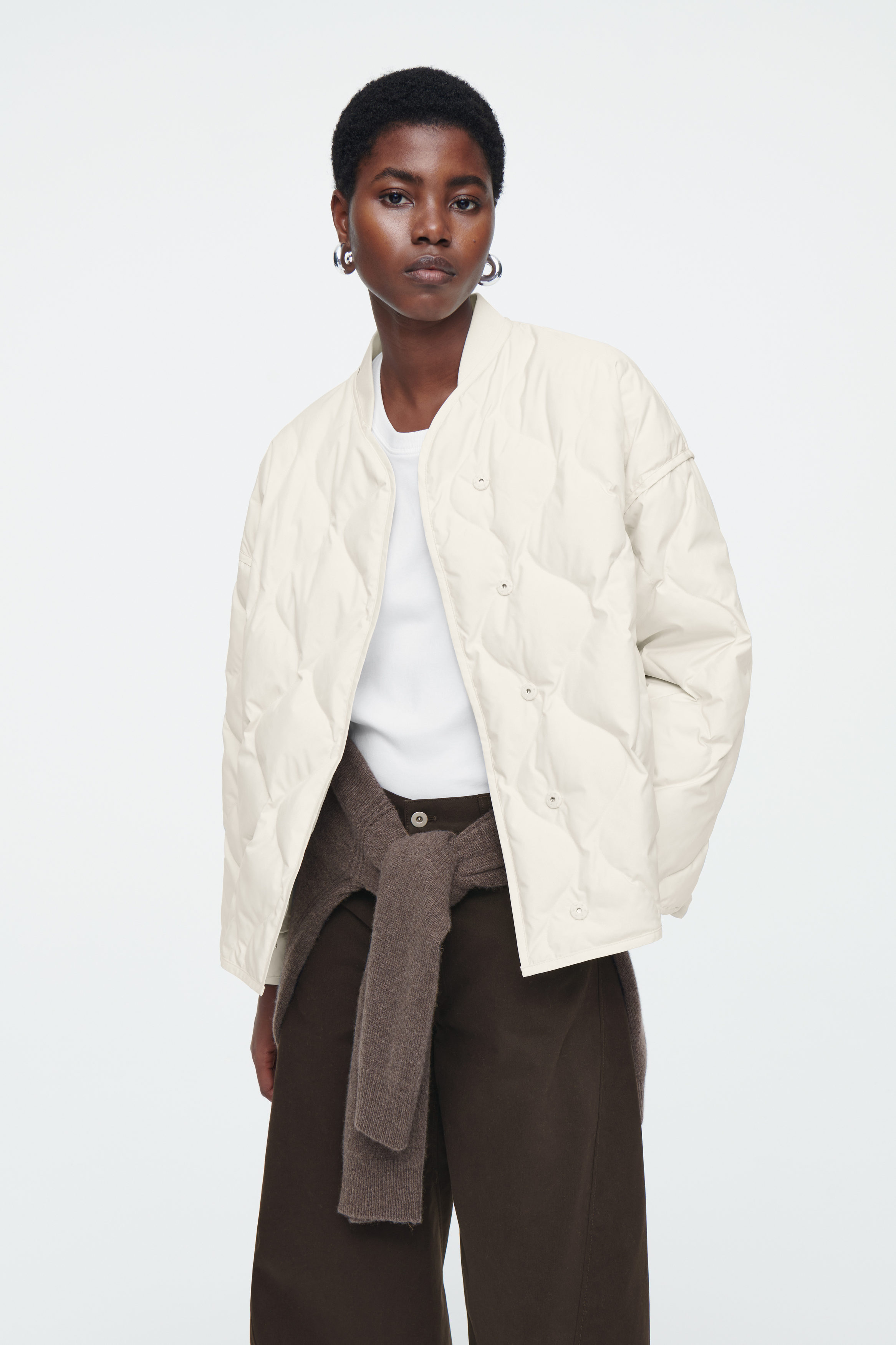 【COS】◆OVERSIZED QUILTED JACKET - OFF WHITE◆1205863001◆ OVERSIZED QUILTED JACKET - OFF-WHITE | COS