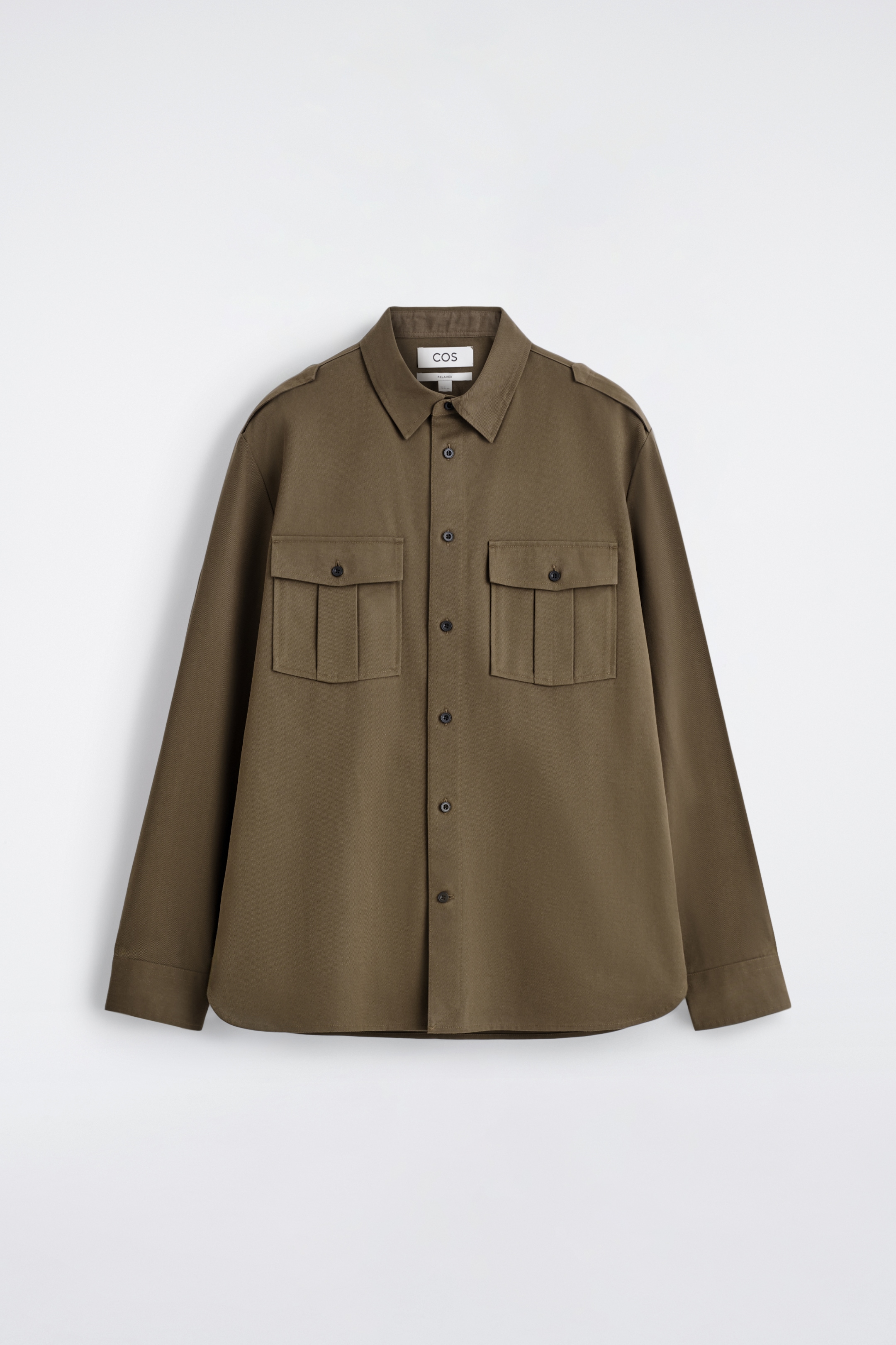 Agrandir l'image: Une chemise vert olive foncé est présentée de face, avec un col pointu, une fermeture complète à boutons sur le devant avec des boutons foncés, et deux grandes poches poitrine avec des rabats boutonnés. Des épaulettes sont visibles sur chaque épaule, et la chemise est conçue avec des manches longues et une coupe décontractée.