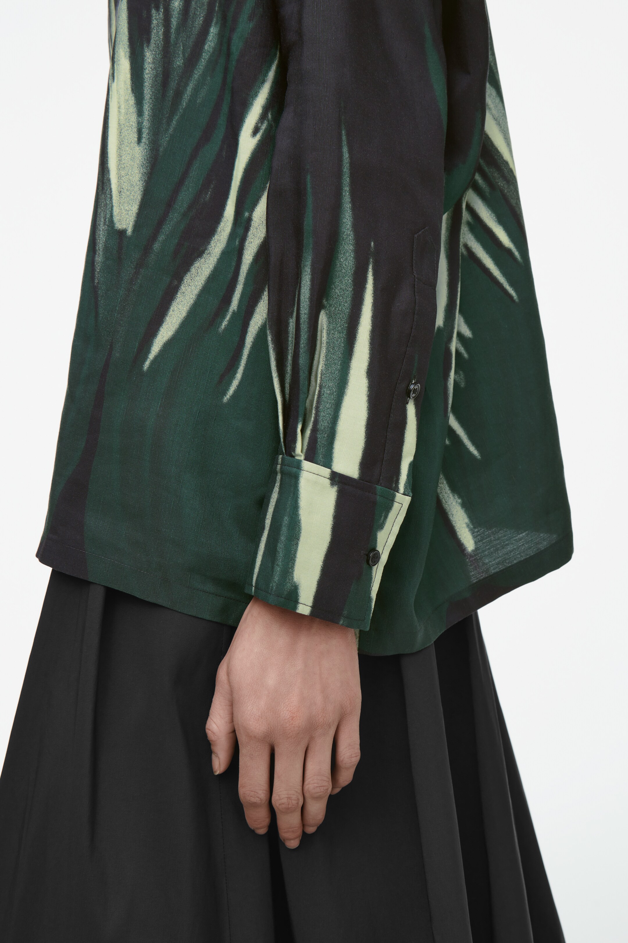 Ver imagem maior: PRINTED LINEN-BLEND SHIRT - BLACK / PRINTED - SENHORA | H&M PT 2