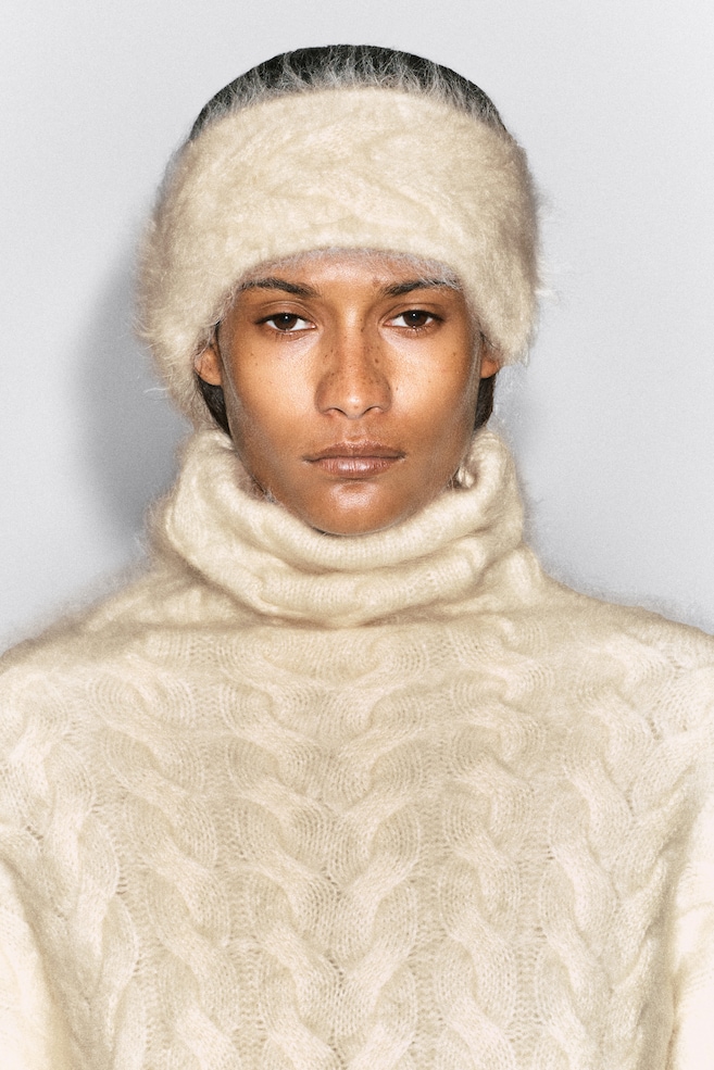 CABLE-KNIT BRUSHED-CASHMERE HEADBAND — CREAM