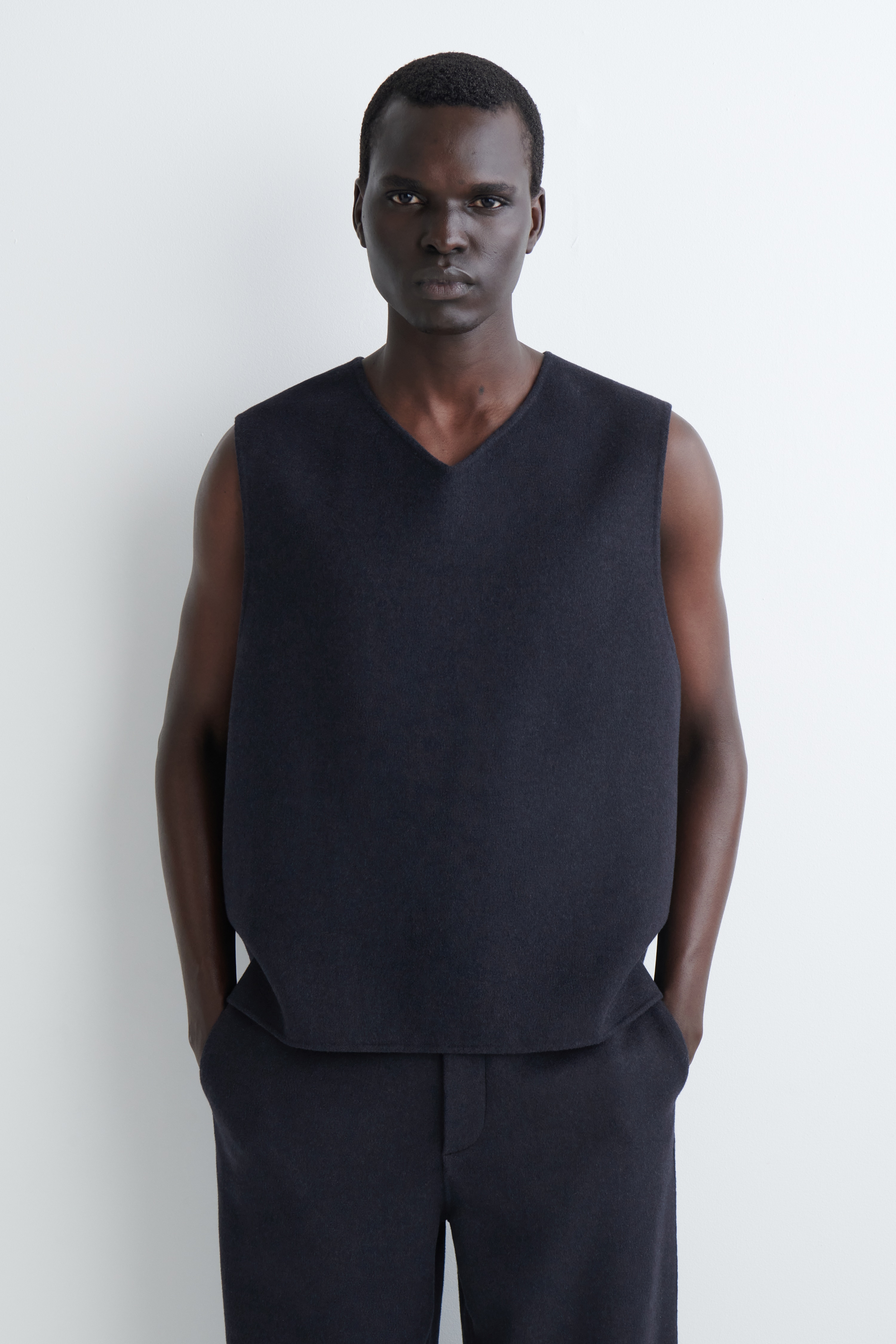 VESTA S VÝSTRIHOM DO V Z DVOJVRSTVOVEJ VLNY - NAVY