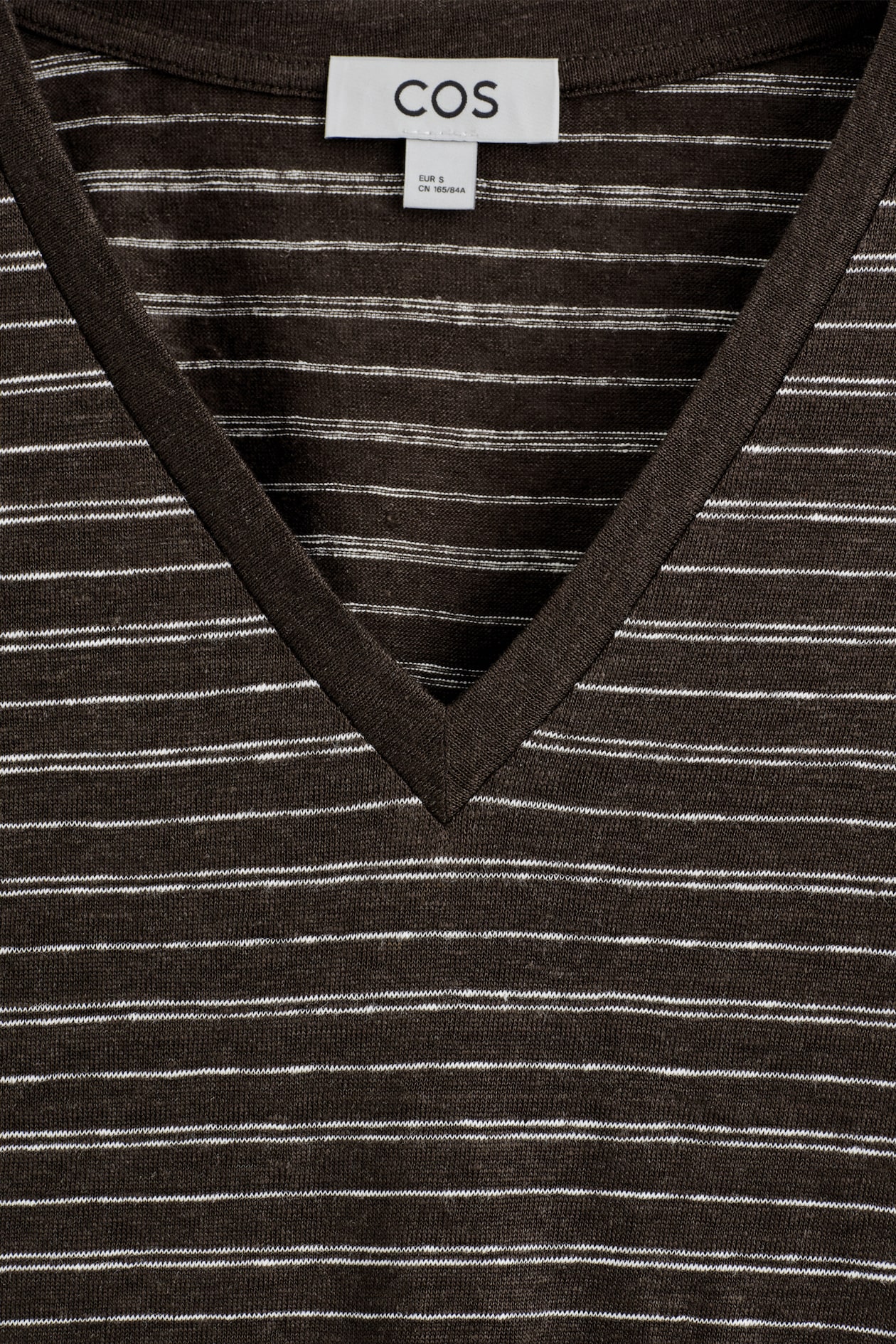 V-NECK LINEN T-SHIRT — BROWN / WHITE / STRIPED