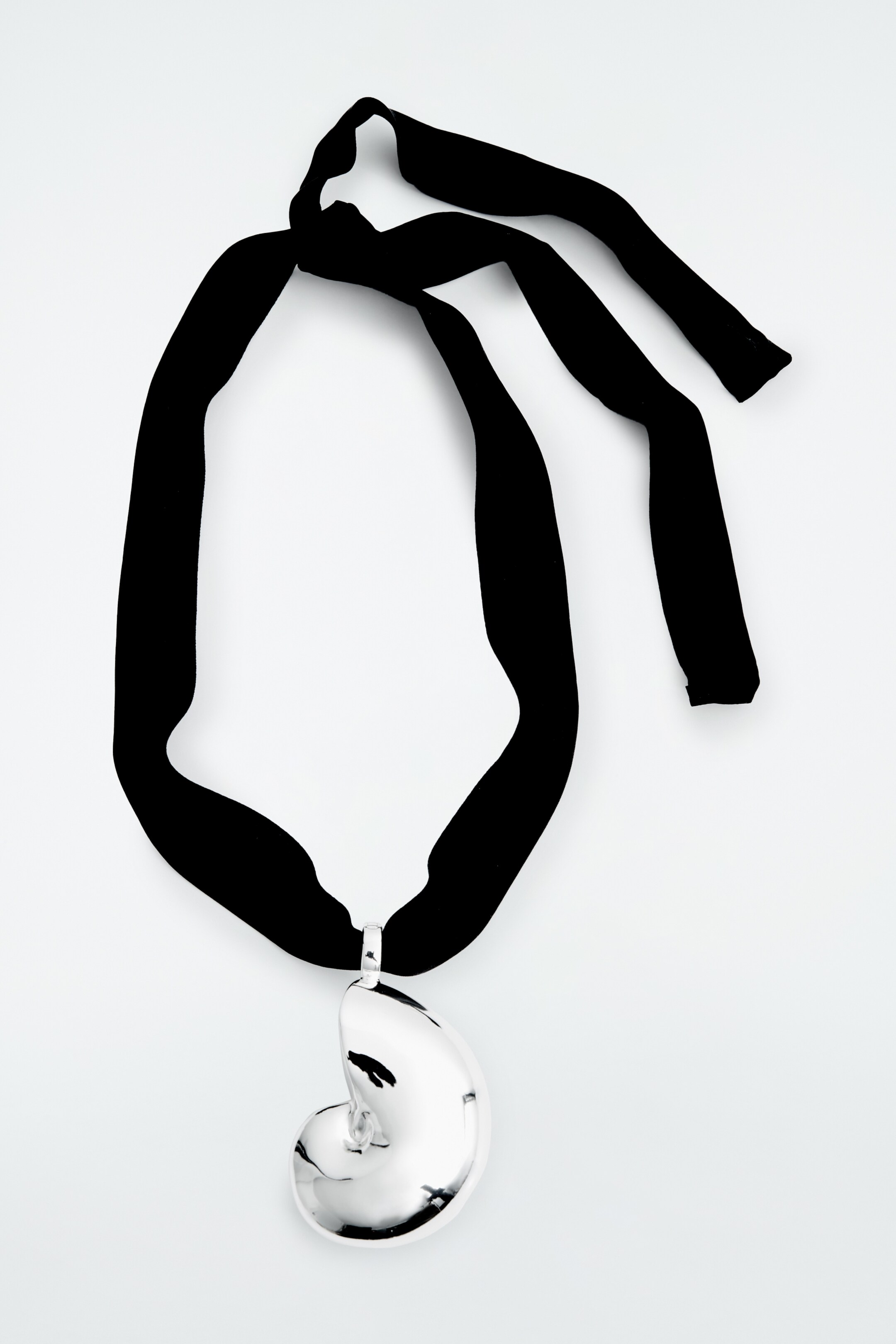 View larger image: SEASHELL-PENDANT SILK NECKLACE - BLACK / SILVER - Ladies | H&M GB 3
