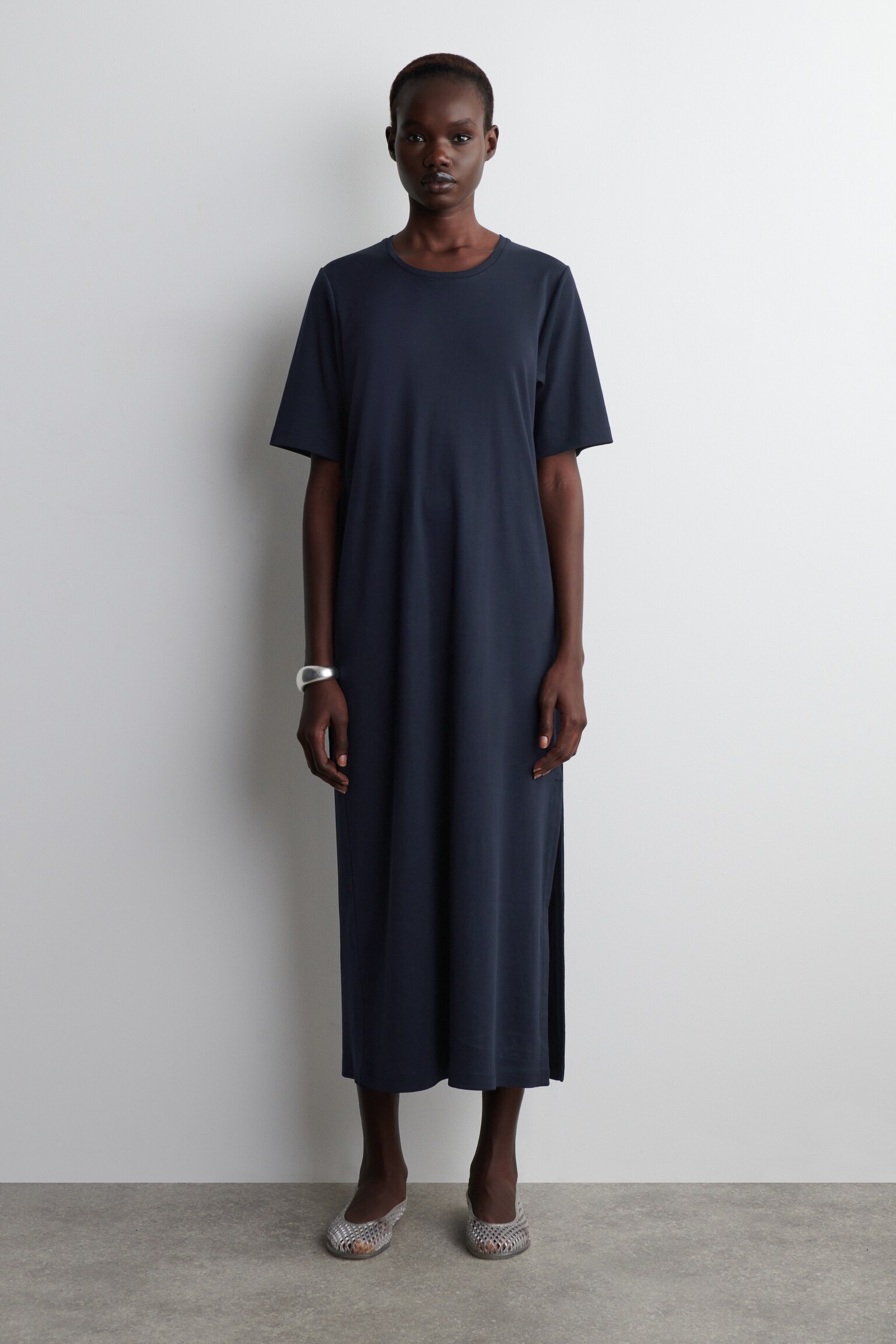 T-SHIRT-KLEID IN MIDILÄNGE MIT GÜRTEL - NAVYBLAU/DUNKELBRAUN - 4