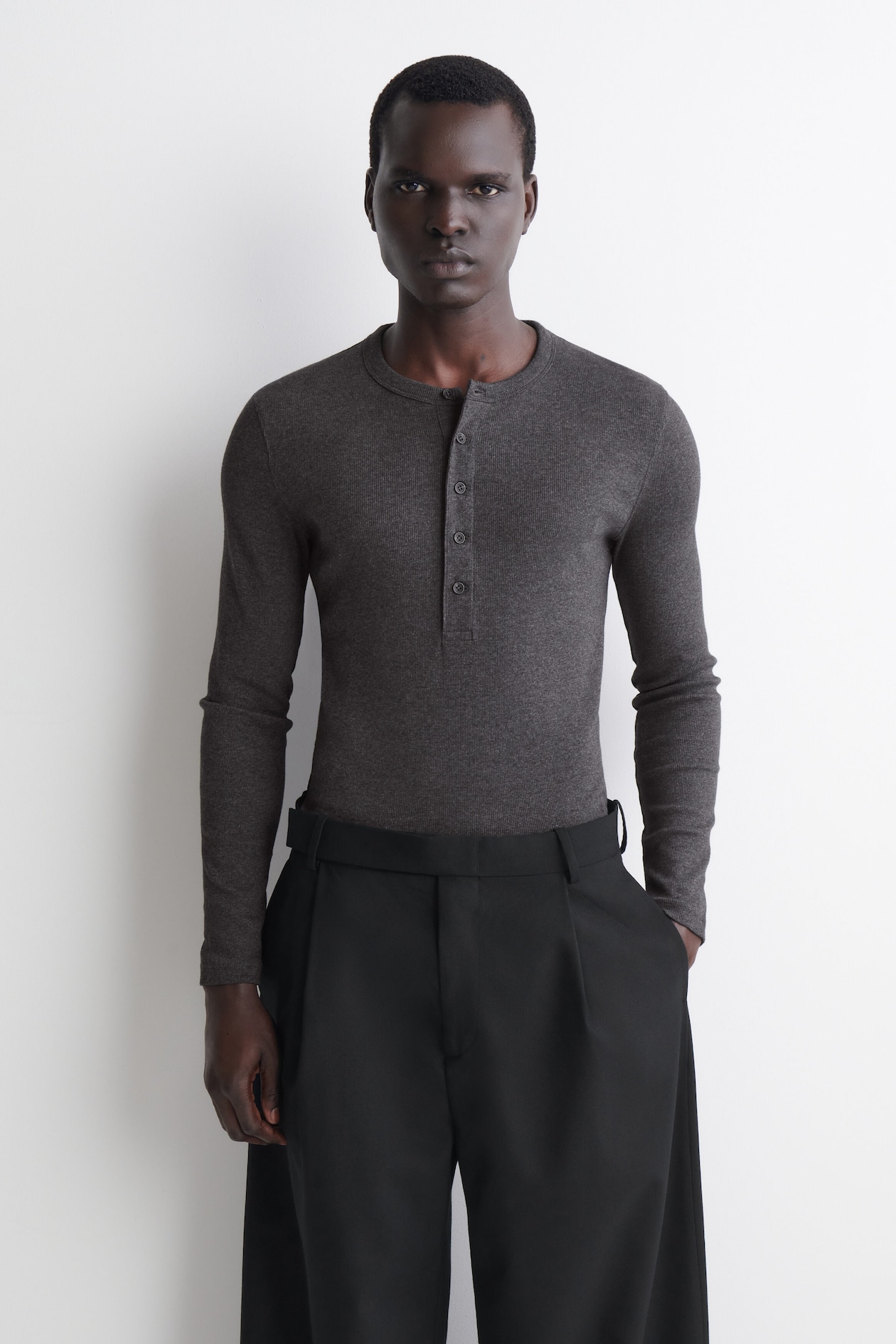 SLIM RIBBED COTTON LONG-SLEEVED HENLEY T-SHIRT — CHARCOAL MÉLANGE