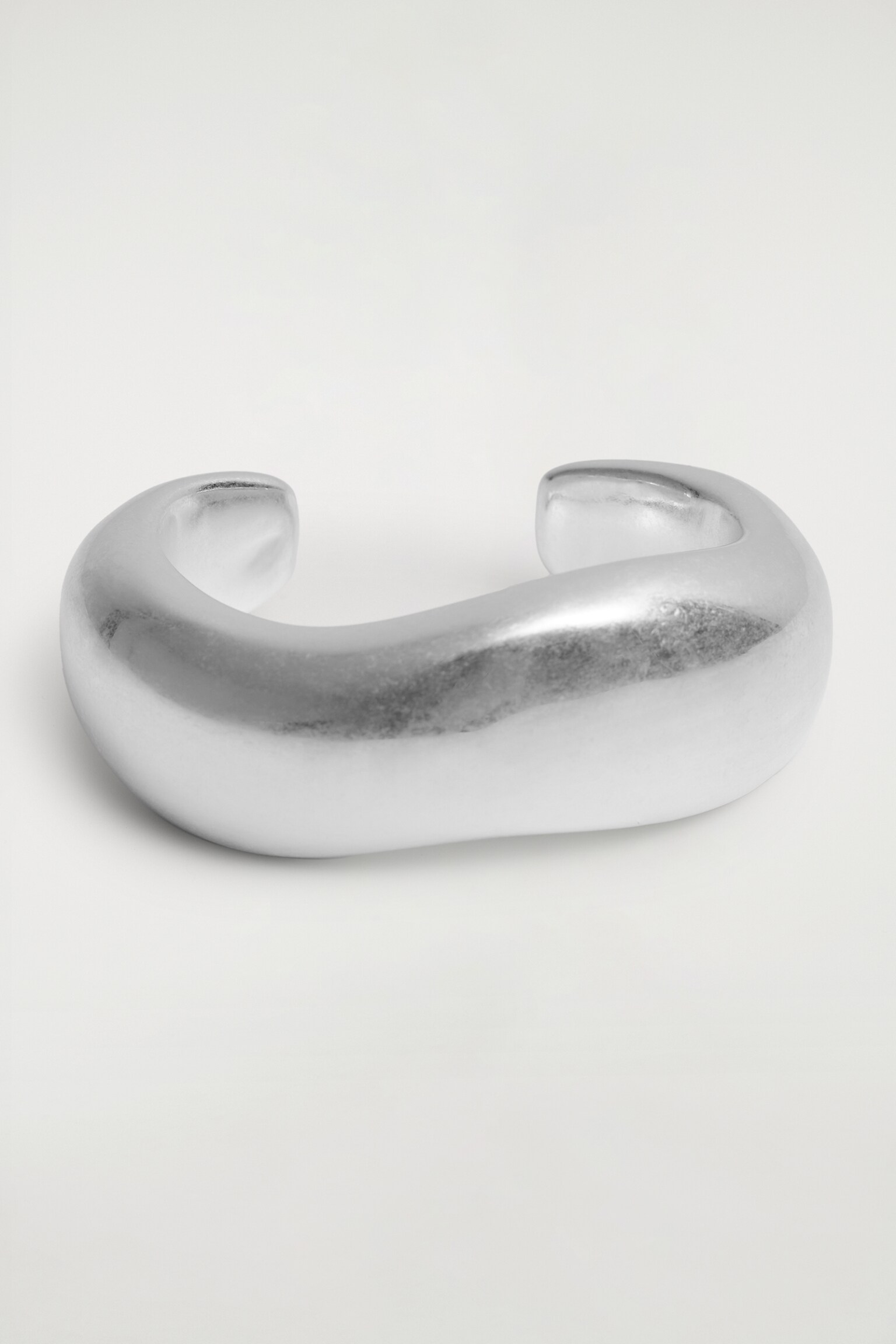 BRAZALETE GRUESO CURVADO - PLATEADO - 2