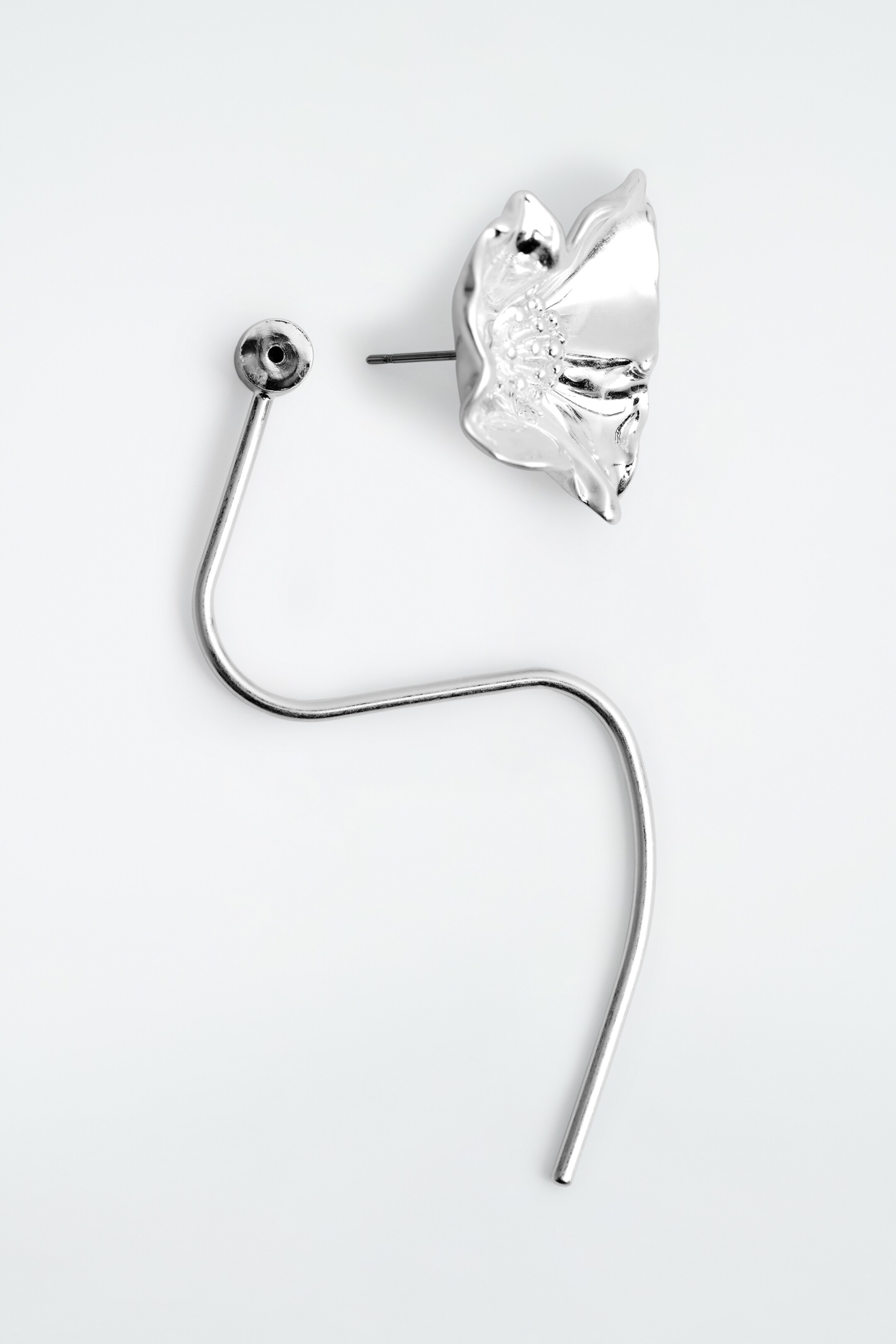 Ver imagen más grande: PENDIENTES ASIMÉTRICOS DE FLOR - PLATEADO - MUJER | H&M ES 5