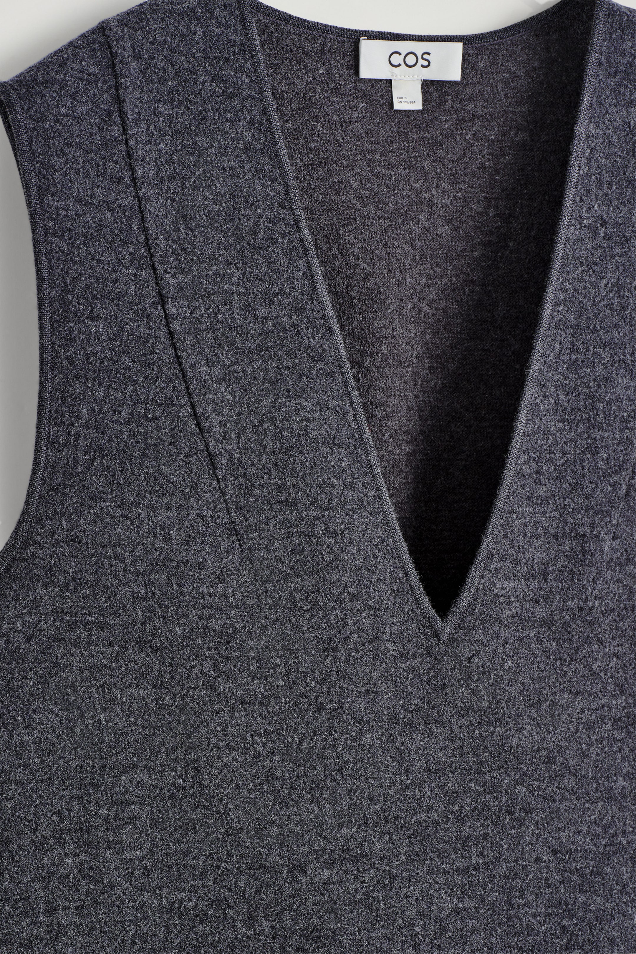 VESTIDO CORTO DE LANA CON CUELLO DE PICO