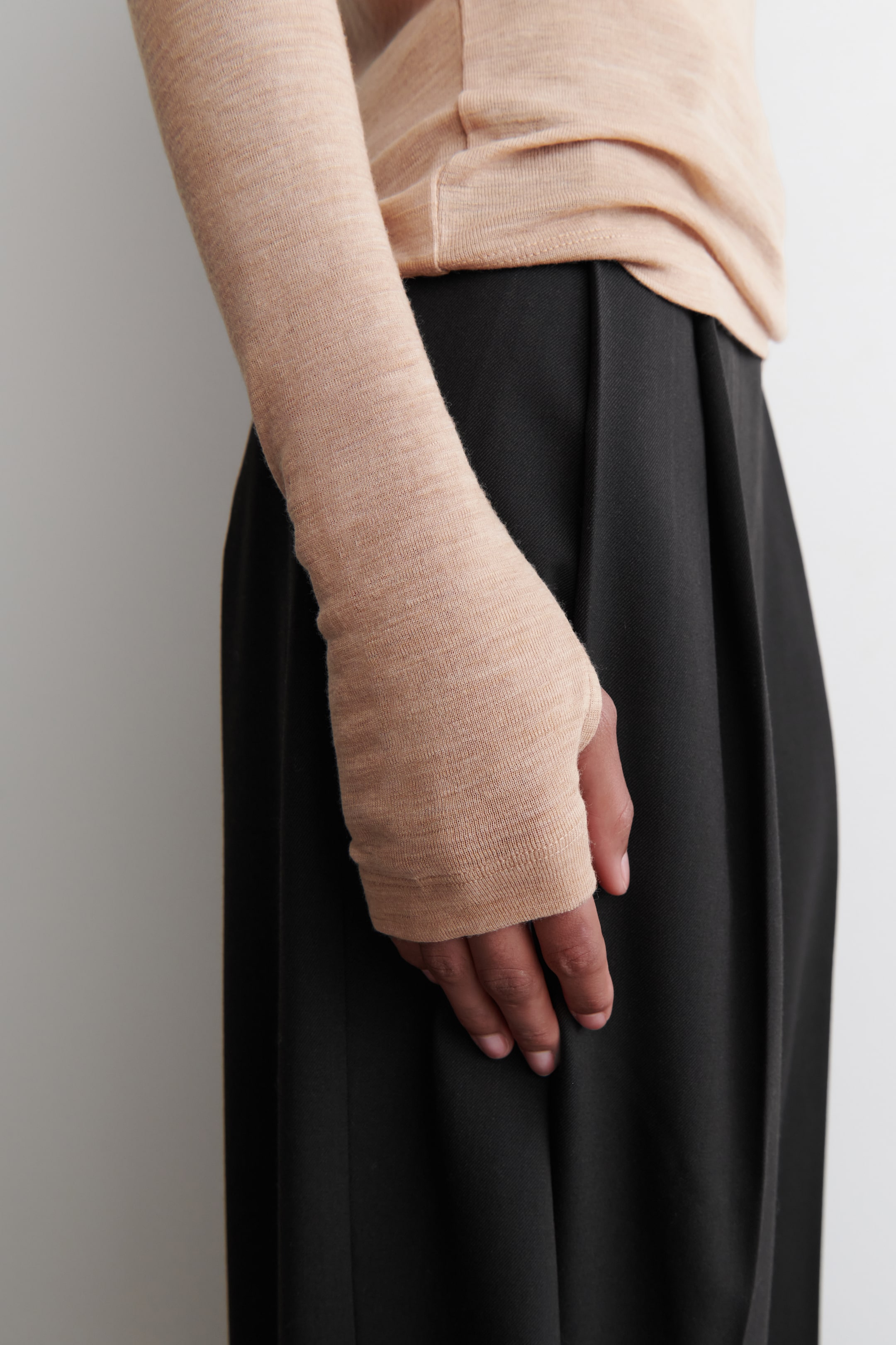 Zobraziť väčší obrázok: Úzky top z merino vlny - KAMEĽOVÁ MÉLANGE - ŽENY | H&M SK 4