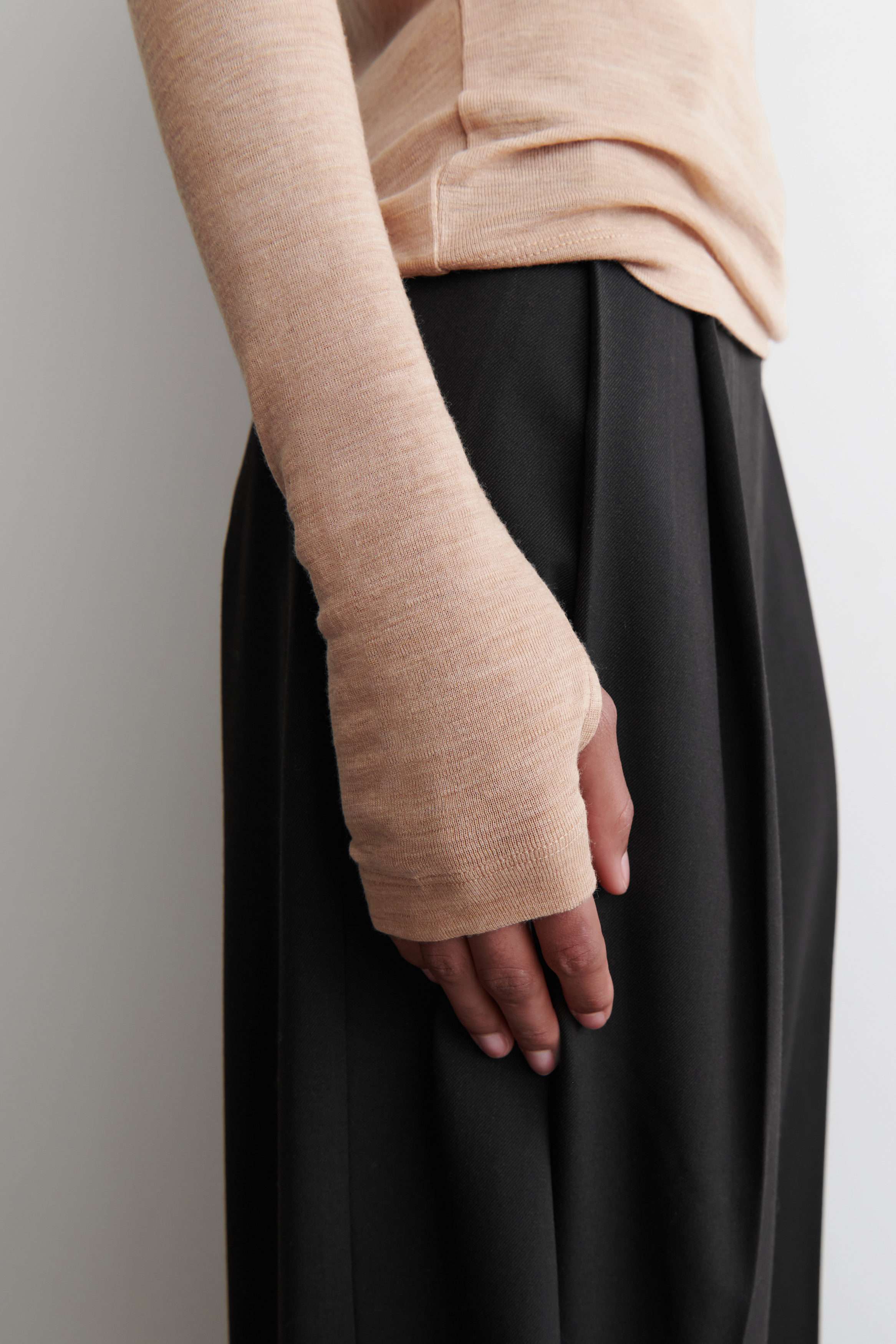 SLIM MERINO WOOL TOP - CAMEL MÉLANGE | COS NO