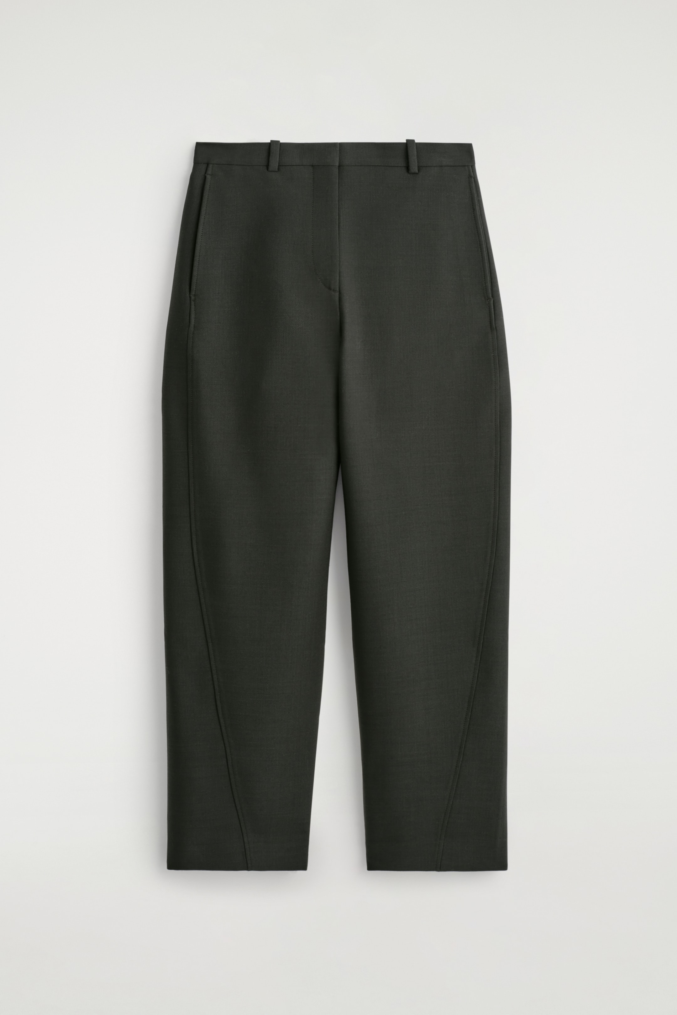 Ingrandisci l'immagine: I pantaloni color talpa sono mostrati dal DAVANTI, caratterizzati da una gamba a barile, taglio corto con cuciture prominenti rivolte in avanti che accentuano una silhouette arrotondata, una cintura piatta con passanti per cintura e tasche laterali inclinate.
