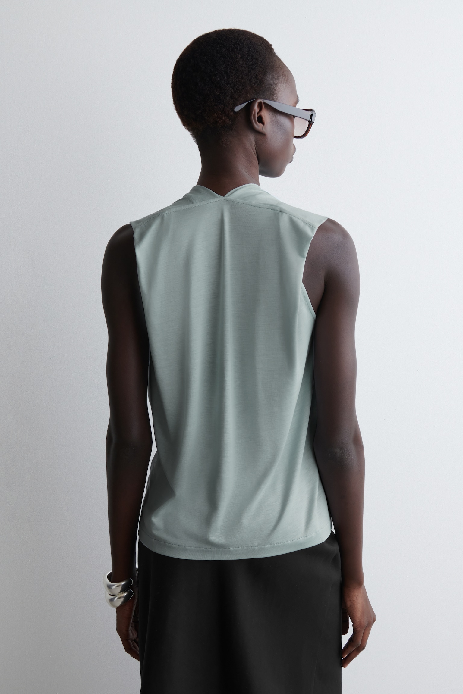 TOP DRAPEADO CON CUELLO DE PICO - AZUL CLARO/NEGRO - 6