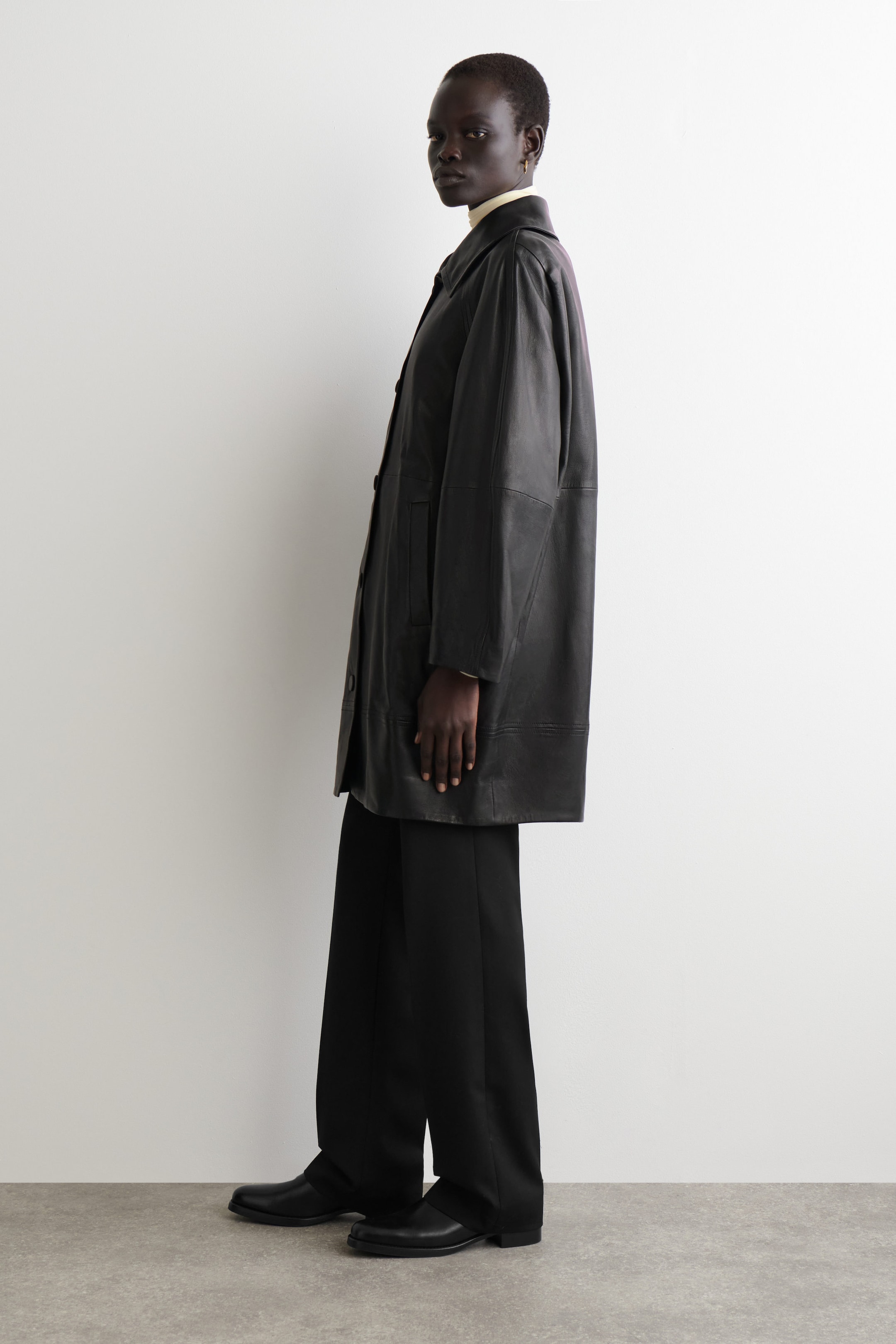 CAPPOTTO IN PELLE DALLA LINEA SCULTOREA