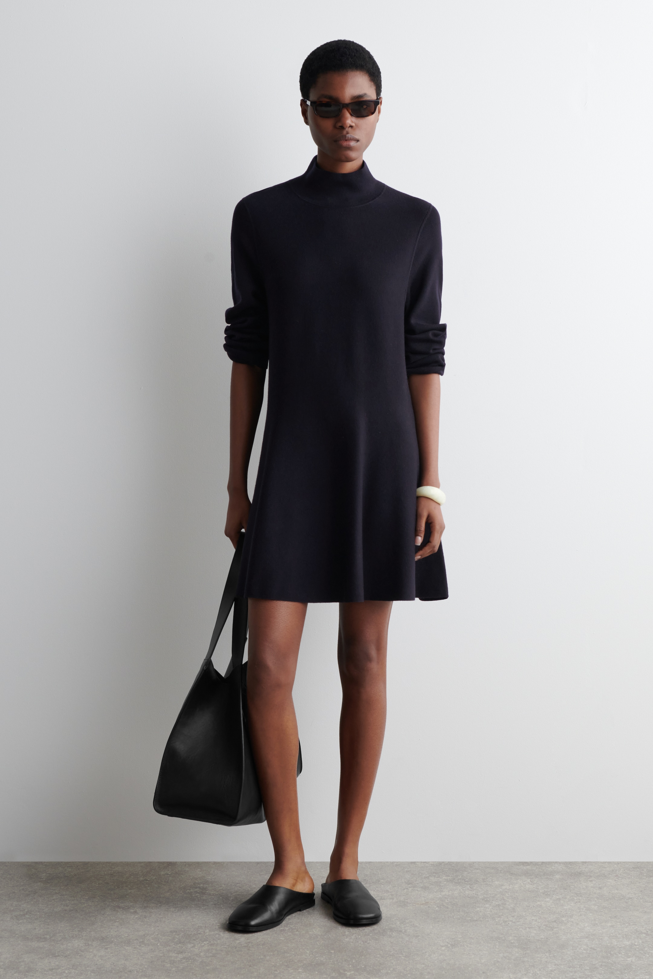Agrandir l'image: ROBE COURTE ÉVASÉE À COL MONTANT EN LAINE - BLEU MARINE - FEMME | H&M FR 1