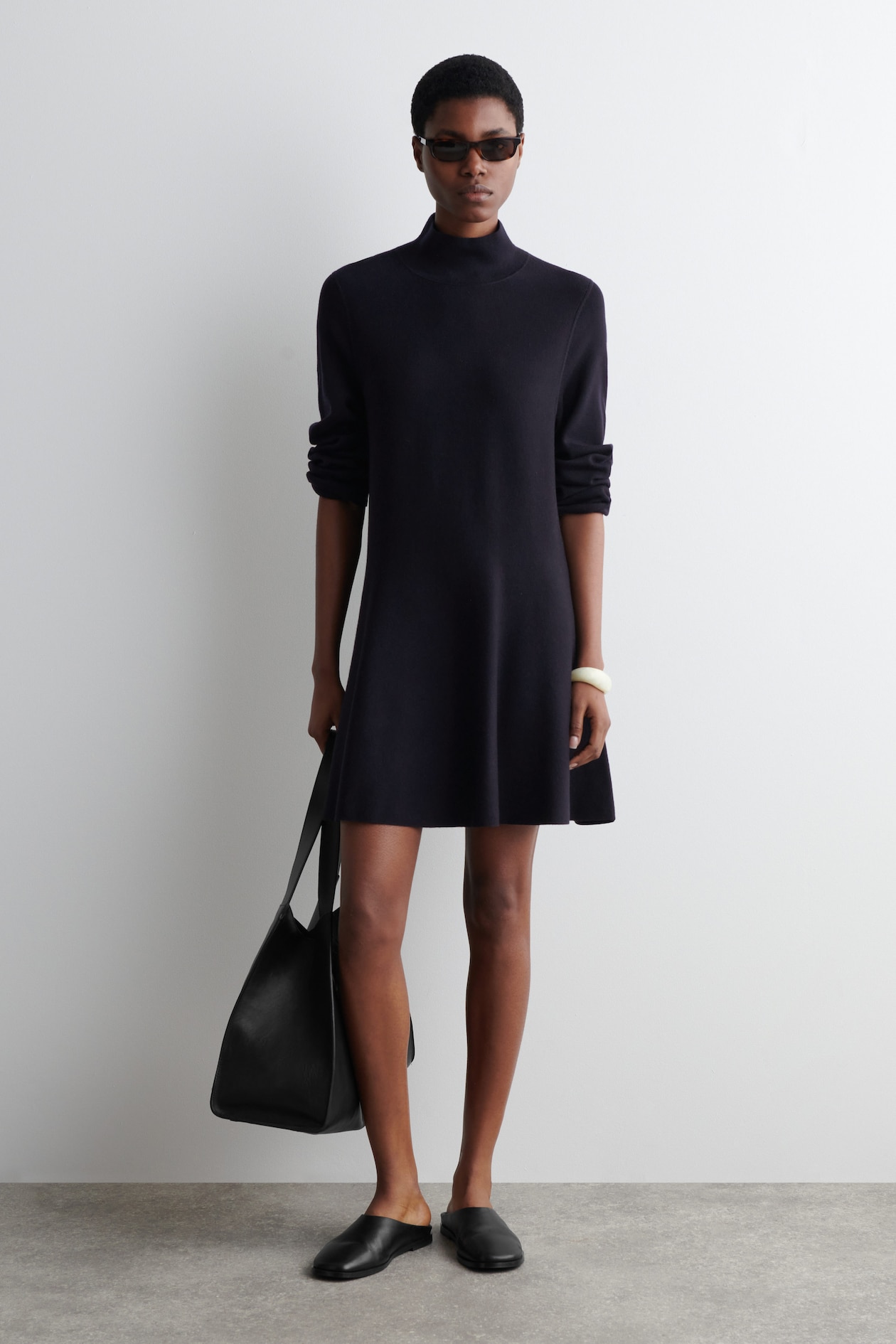 MINI ABITO SVASATO IN LANA A COLLO ALTO - BLU NAVY | COS IT