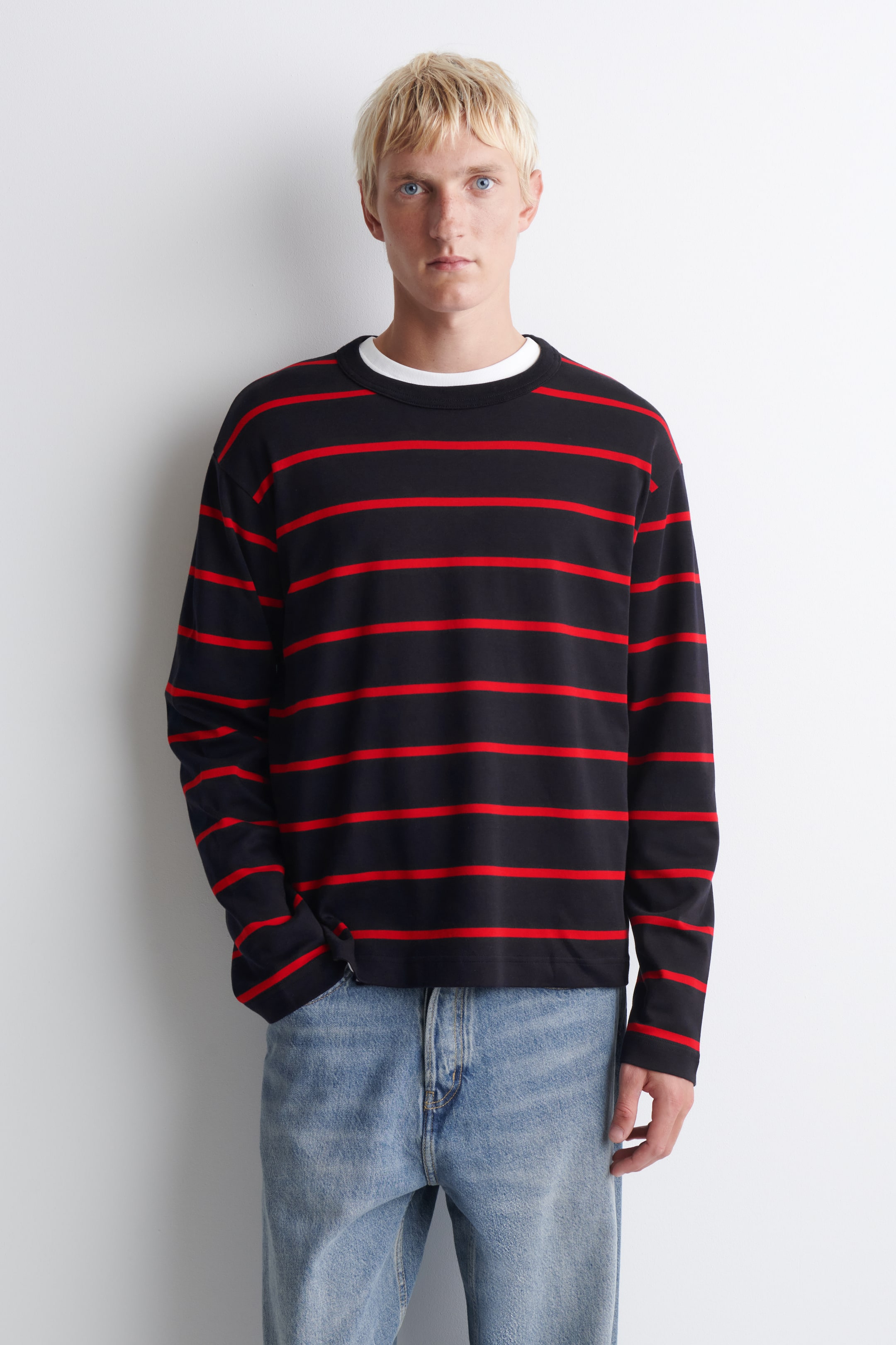 Zobrazit větší obrázek: Tričko s dlouhým rukávem z volně střiženého žerzeje interlock - NAVY / RED / STRIPED - MUŽI | H&M CZ 1