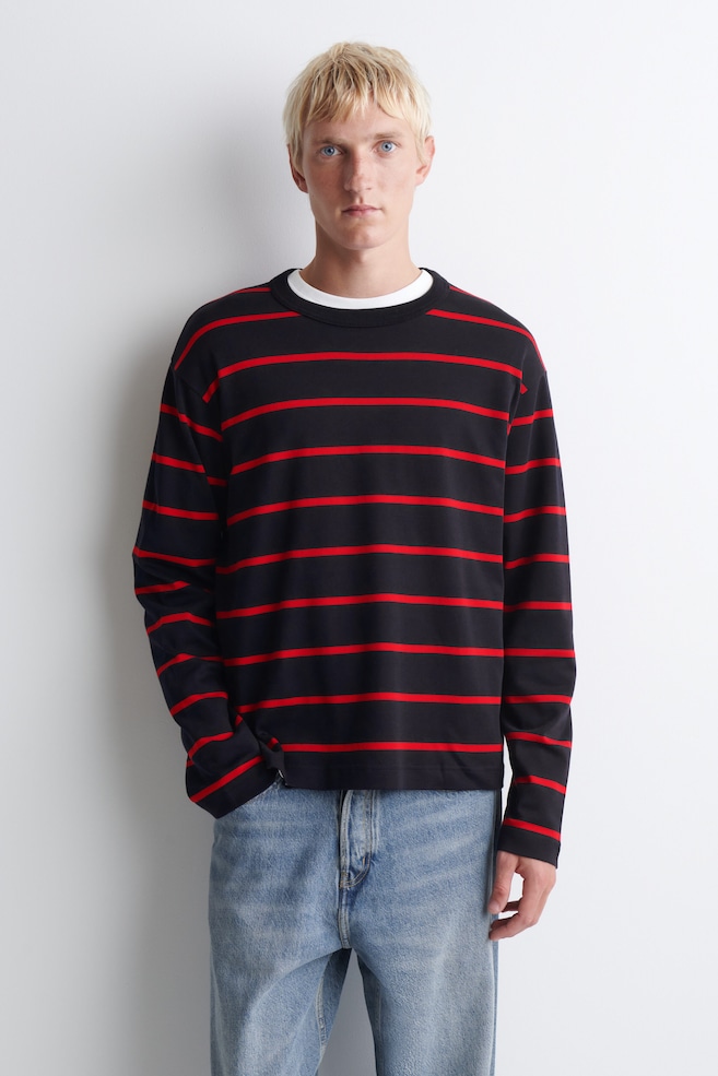 RELAXED JERSEY INTERLOCK LONG-SLEEVED T-SHIRT — NAVY / RED / STRIPED