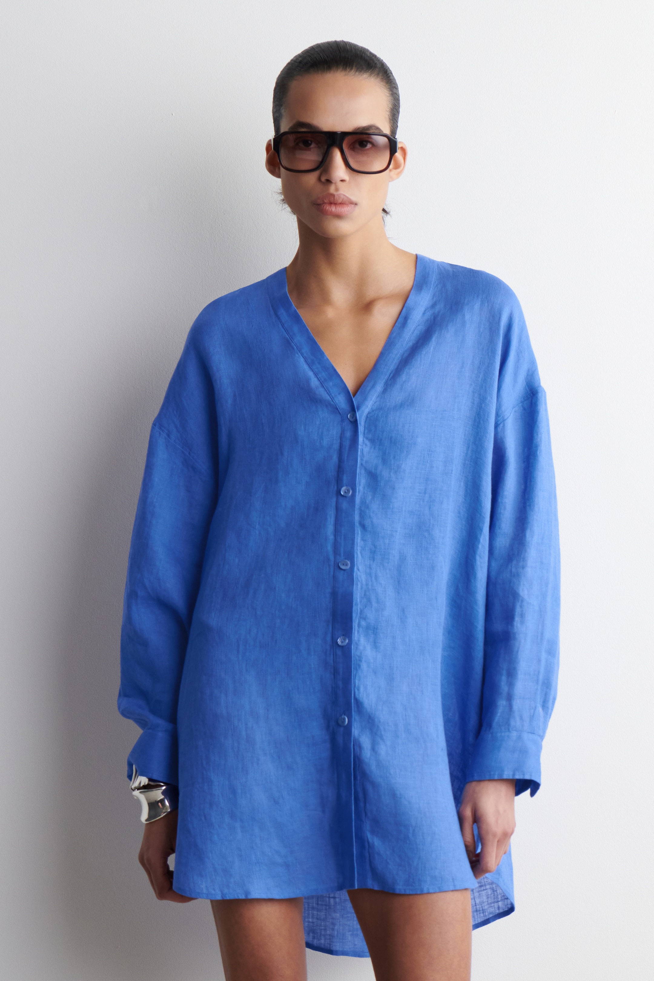 Zobrazit větší obrázek: OVERSIZED LÍNOVÁ KOŠILE S V-VÝSTŘIHEM - MODRÁ - ŽENY | H&M CZ 1