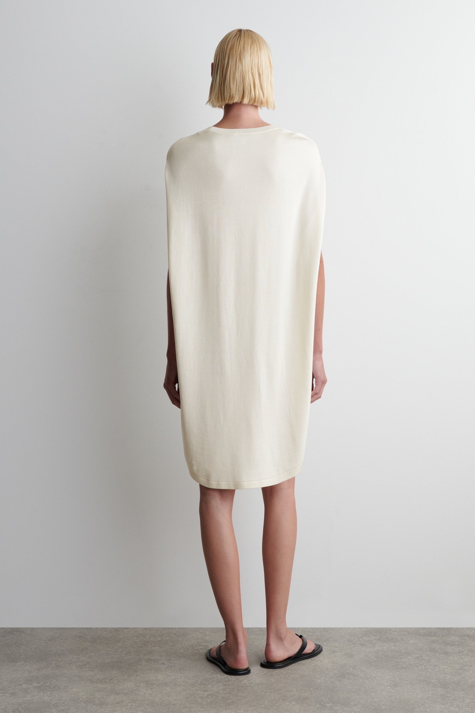 RUND GESCHNITTENES STRICKKLEID - WEISS/SCHWARZ - 4