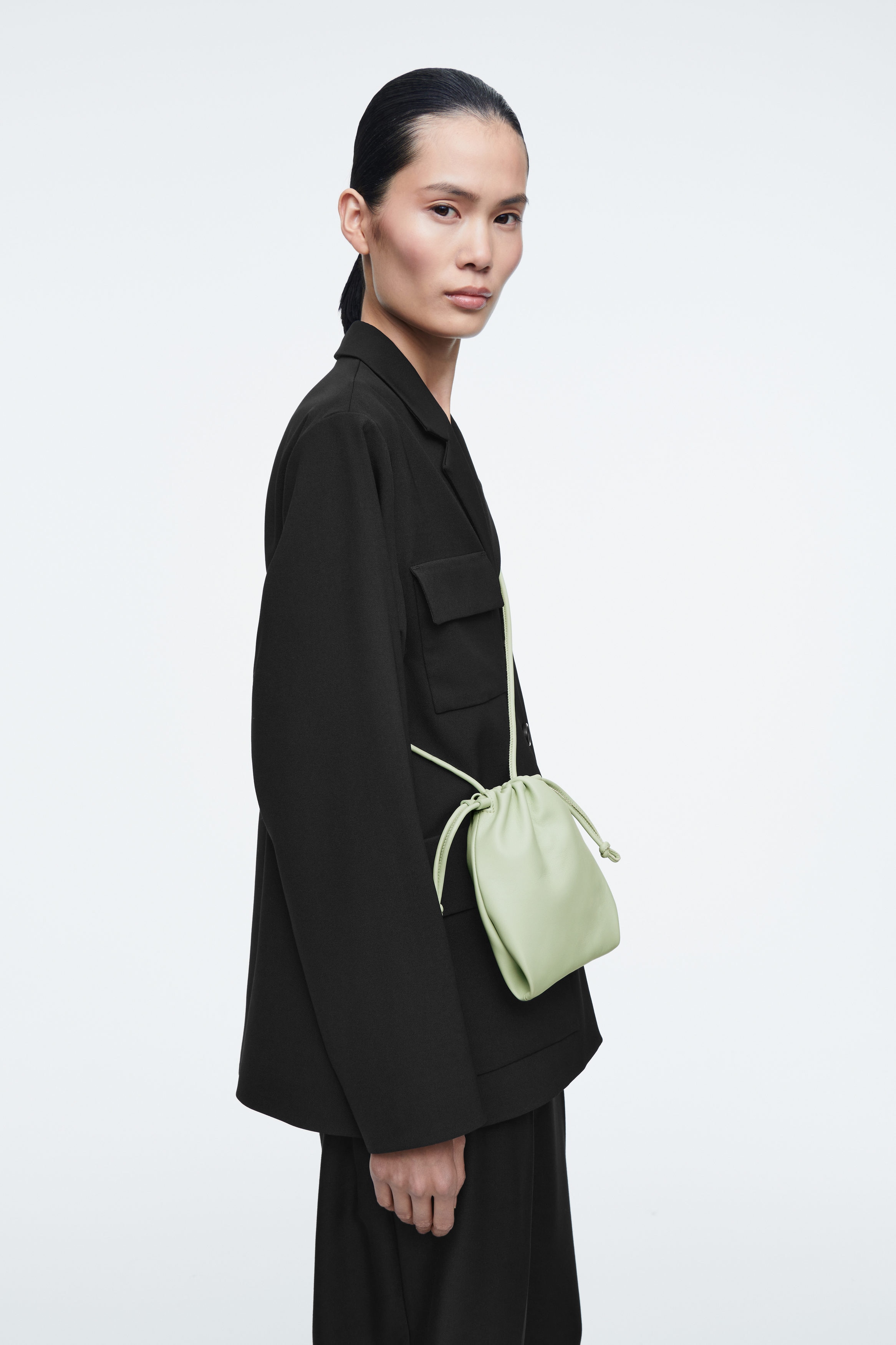 【COS】CAVATELLIフォンポーチ - レザー CAVATELLI PHONE POUCH - LEATHER - LIGHT GREEN | COS