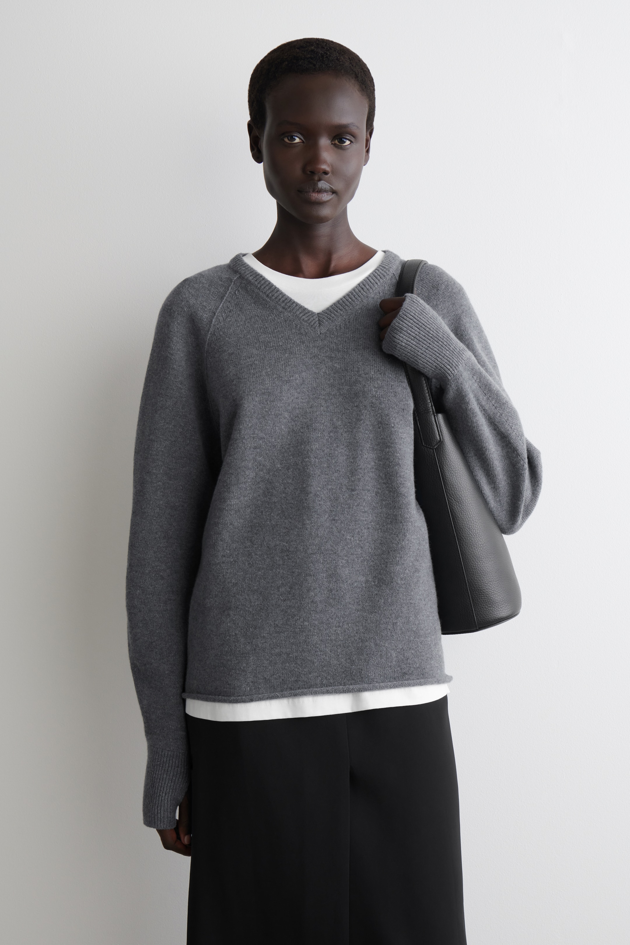 Grösseres Bild ansehen: PULLOVER AUS MERINOWOLLE MIT V-AUSSCHNITT - DUNKELGRAU MELIERT - DAMEN | H&M CH 1