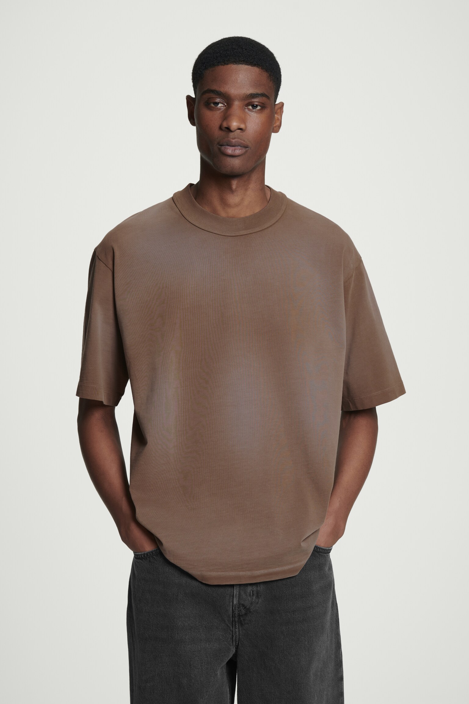 OVERSIZED MOCK-NECK T-SHIRT VAN GEWASSEN JERSEY - BRUIN/ZWART - 1