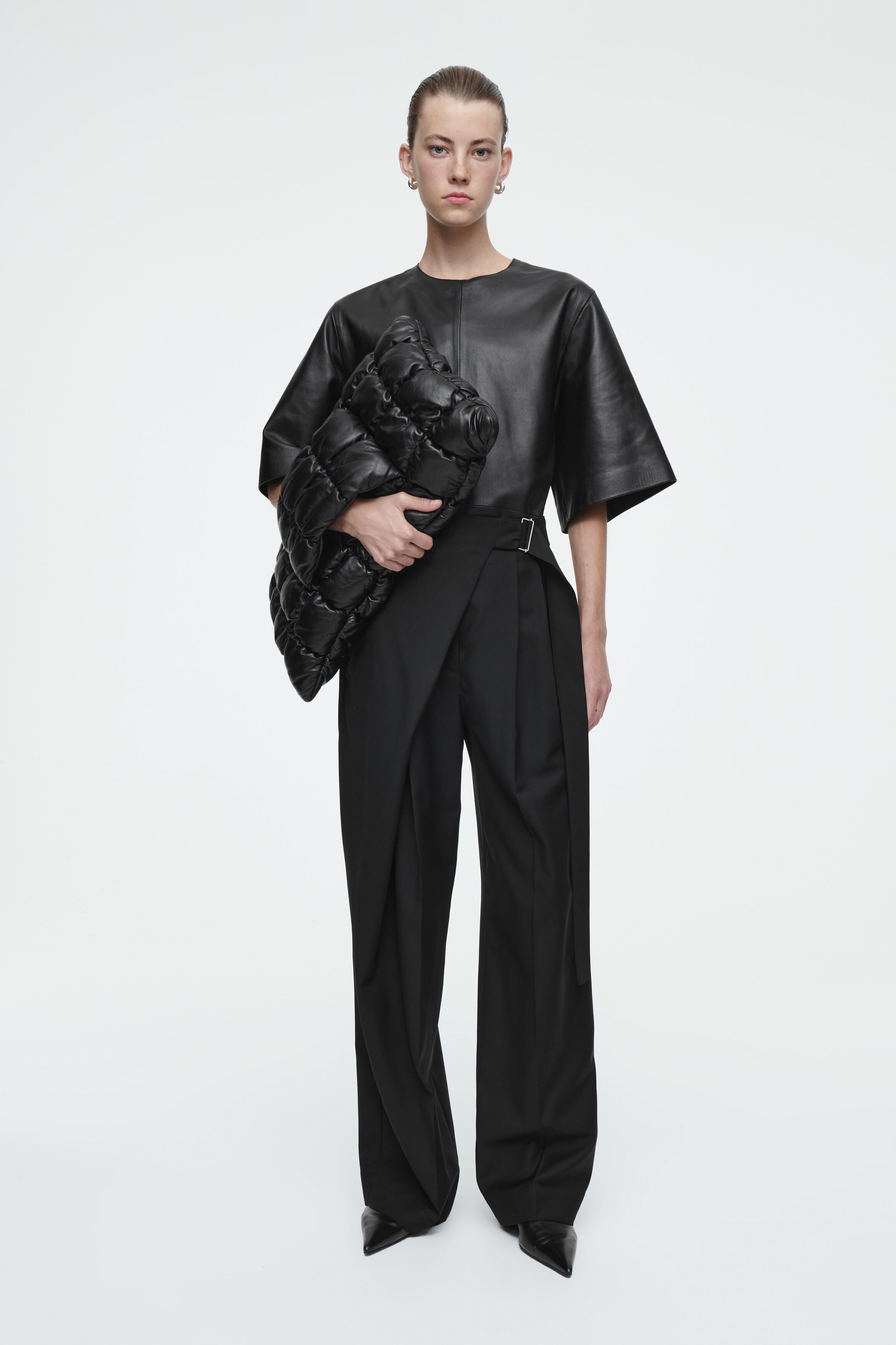 【COS】 Quilted Velvet Clutch Bag : Black PILLOW OVERSIZED QUILTED CLUTCH BAG - LEATHER - BLACK | COS