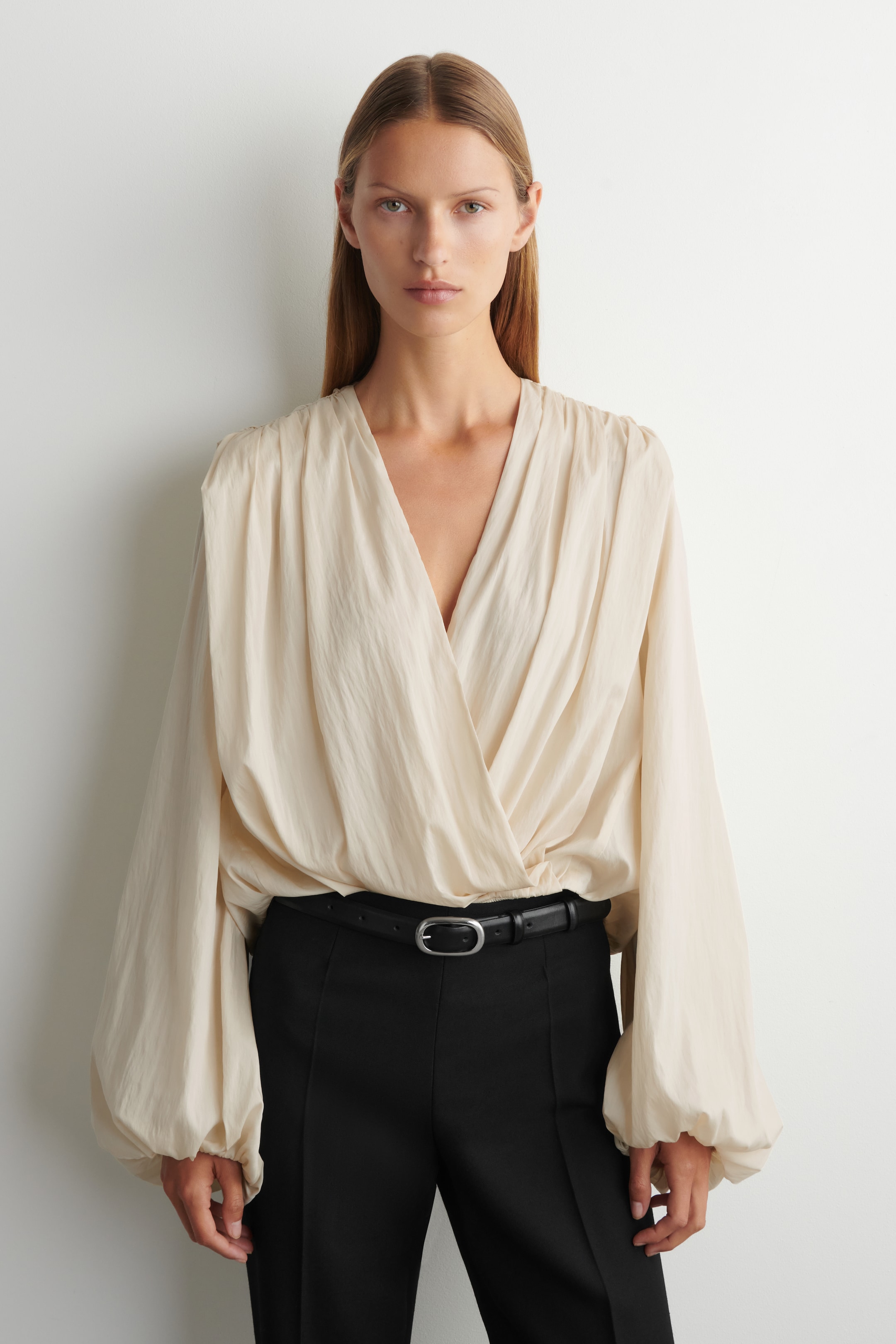 Agrandir l'image: BLOUSE DRAPÉE À DÉTAILS PLISSÉS - ÉCRU - FEMME | H&M FR 1