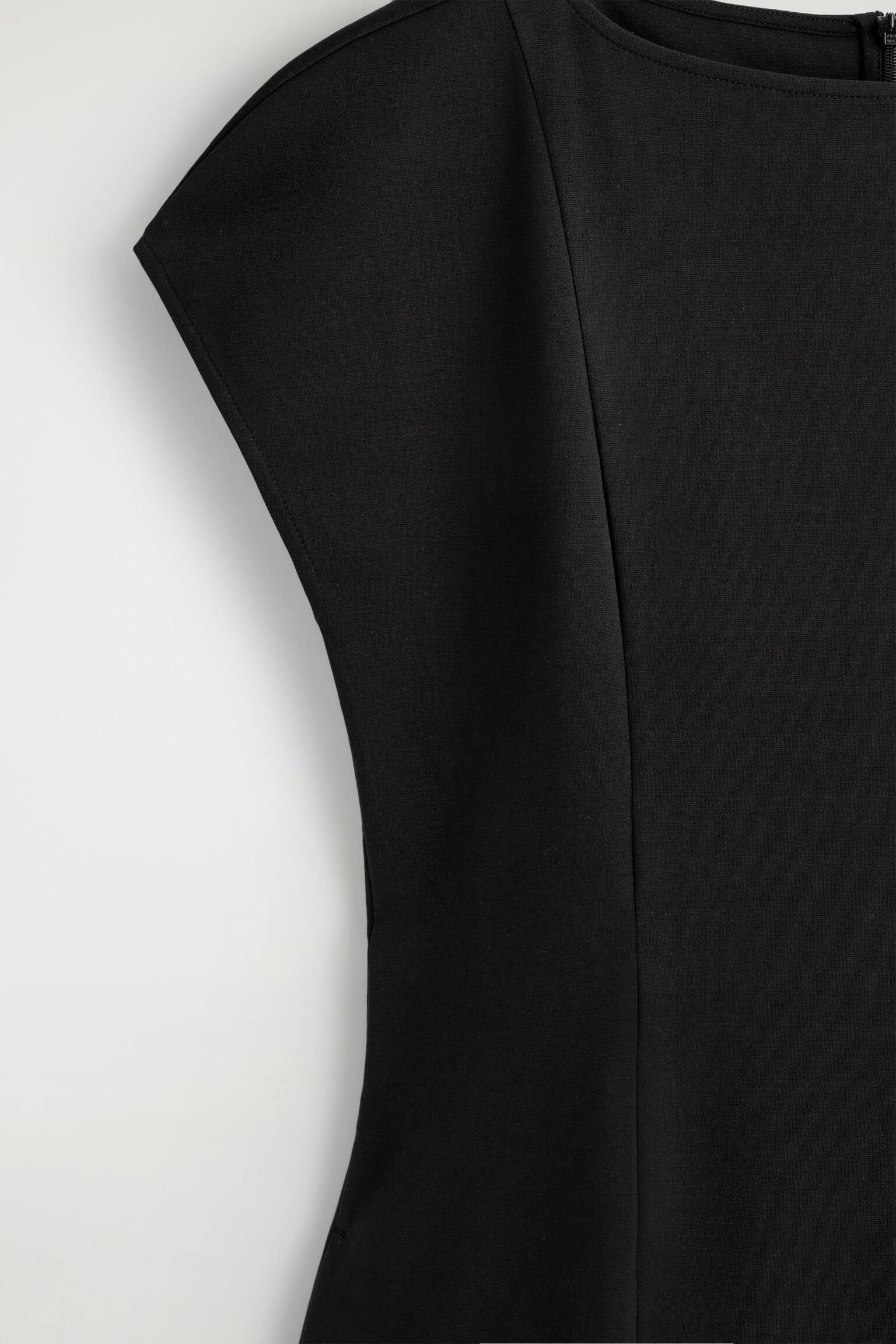 SCULPTURAL JERSEY MIDI DRESS - שחור - 3