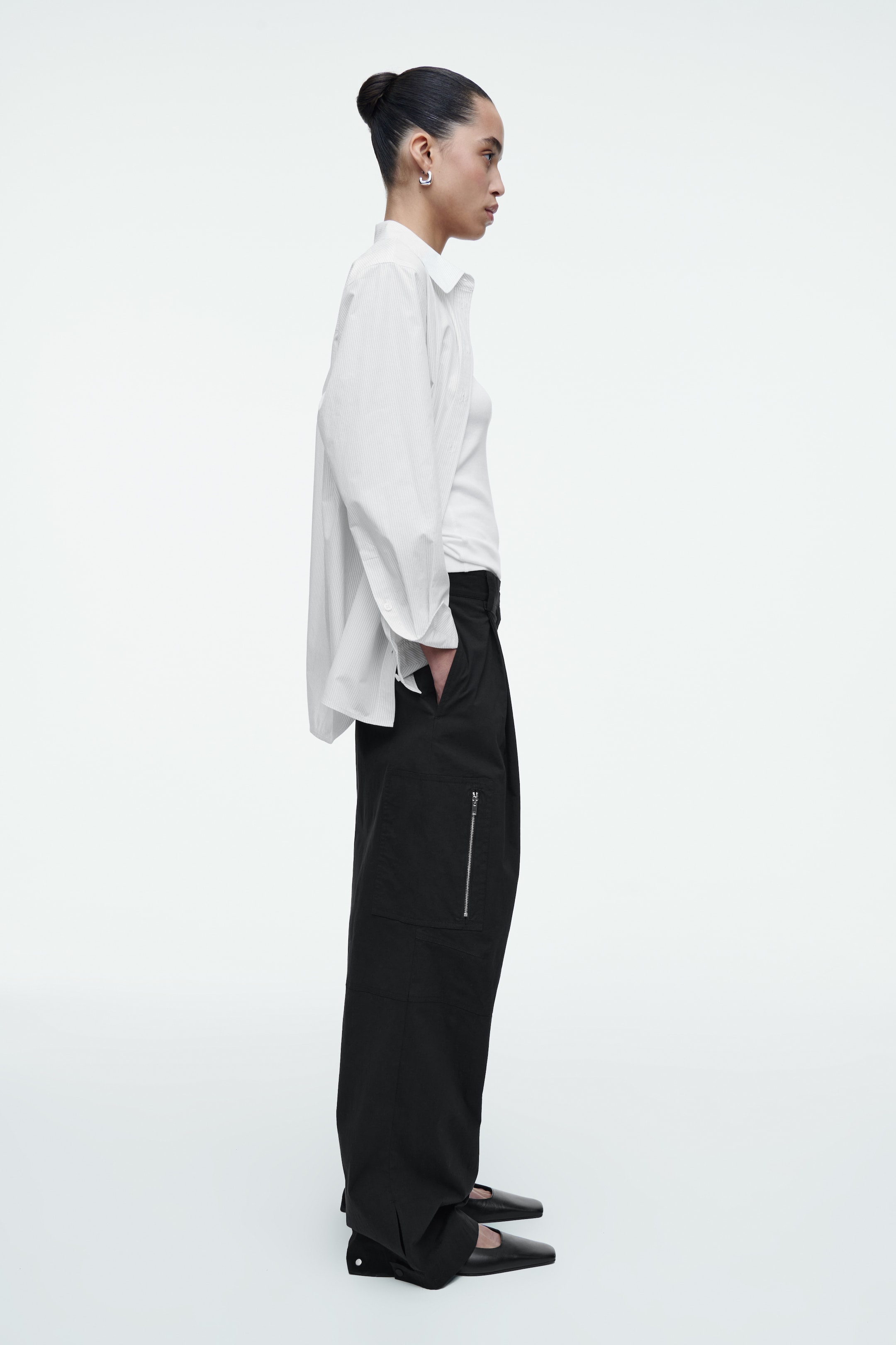 Größeres Bild anzeigen: UTILITY-CARGOHOSE MIT BARREL-BEIN - SCHWARZ - Ladies | H&M AT 3
