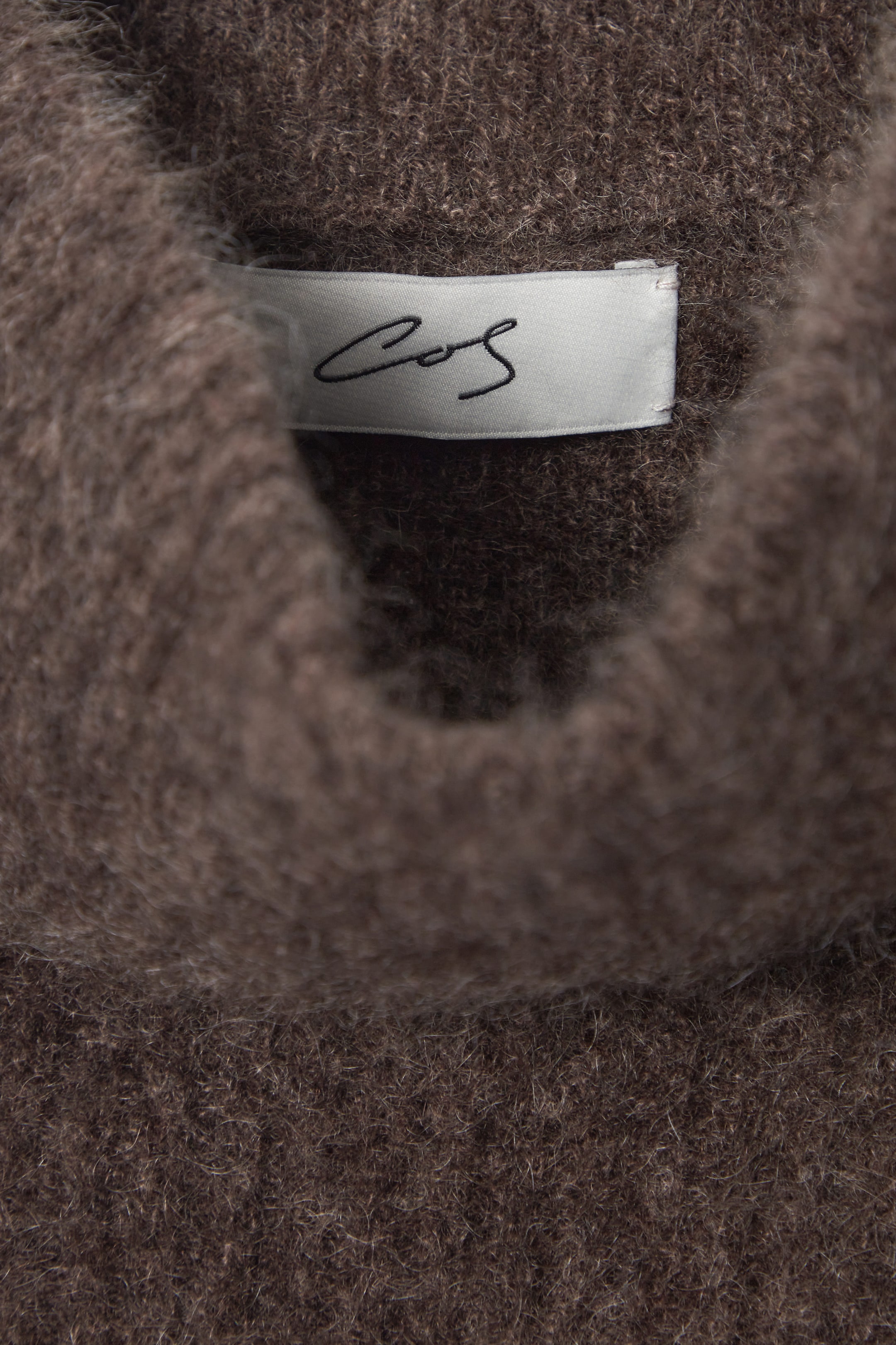 DER STEHKRAGEN-HALSWÄRMER AUS GEBÜRSTETEM KASCHMIR