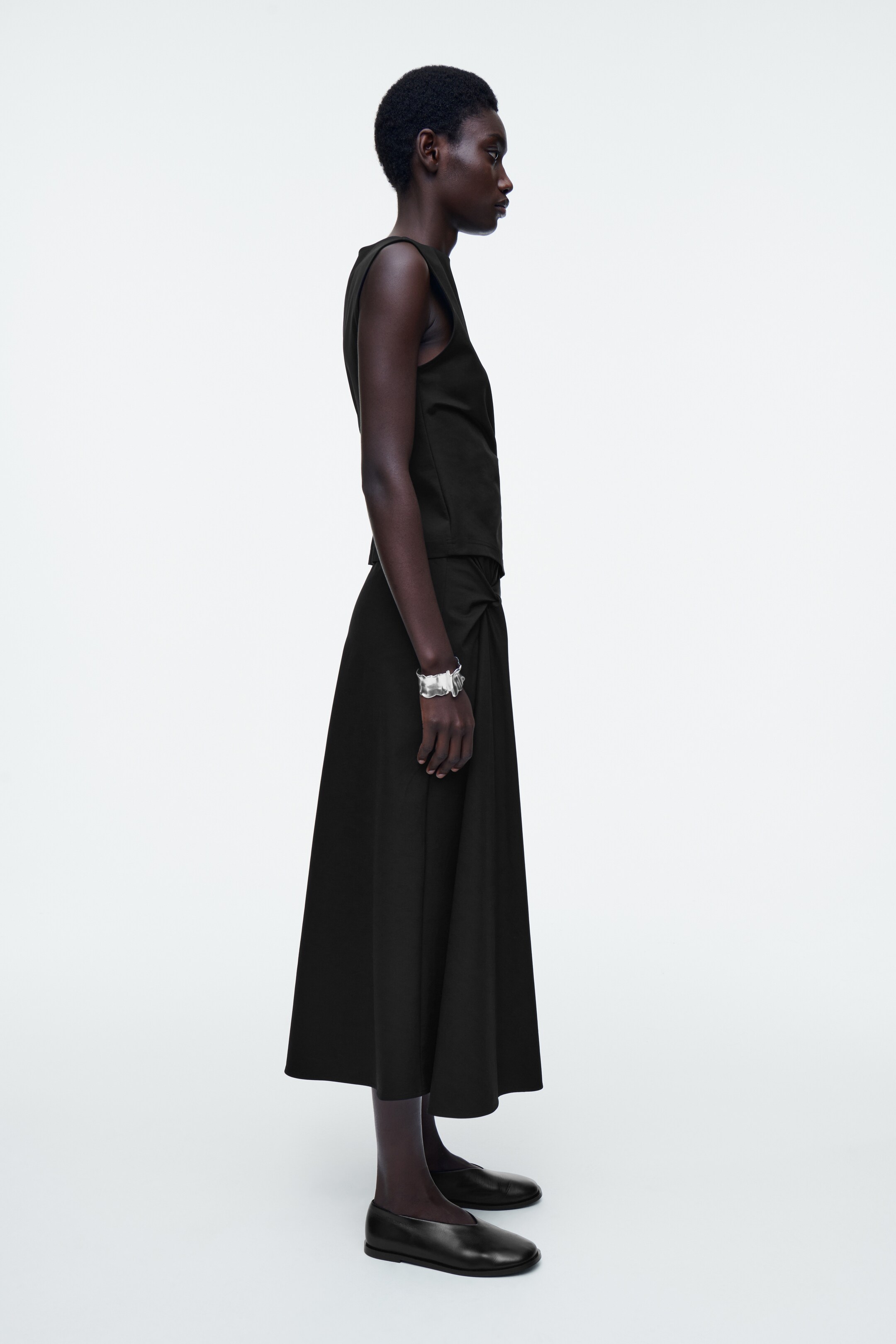 Ver imagen más grande: FALDA MIDI CON DETALLE DE NUDO - NEGRO - MUJER | H&M ES 4