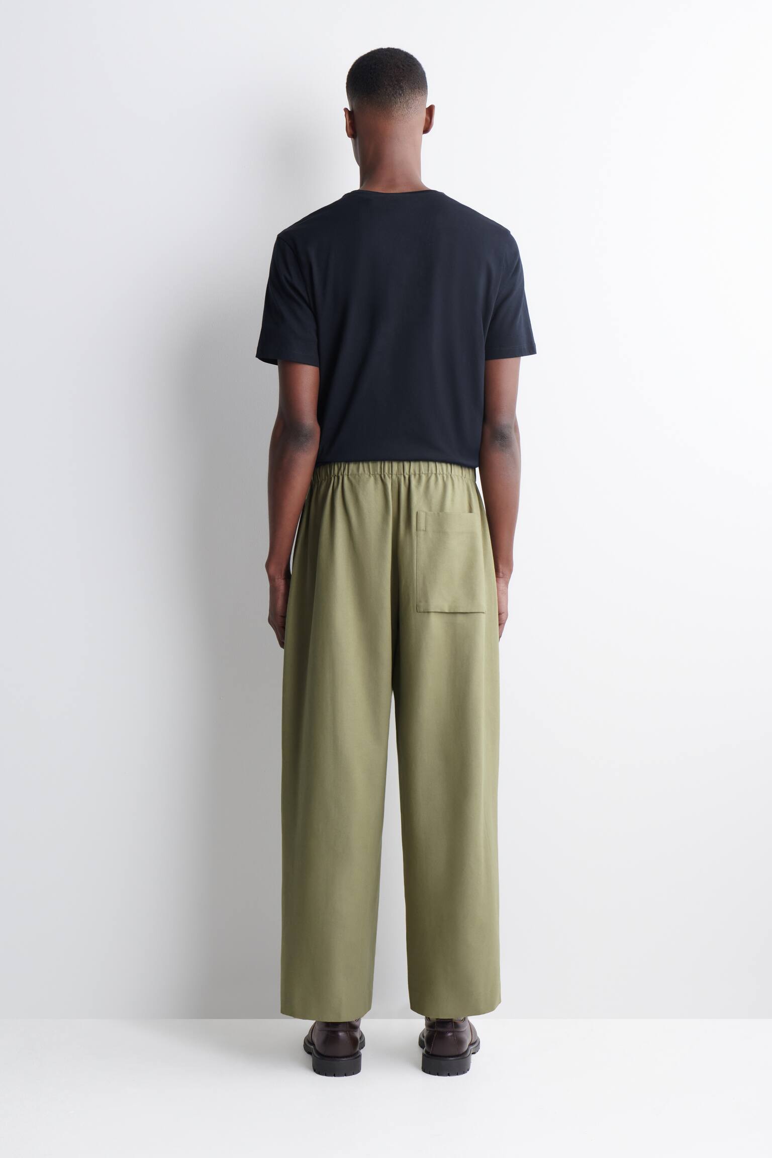 REGULOWANE W PASIE SPODNIE Z NOGAWKAMI TYPU BARREL-KHAKI - 4