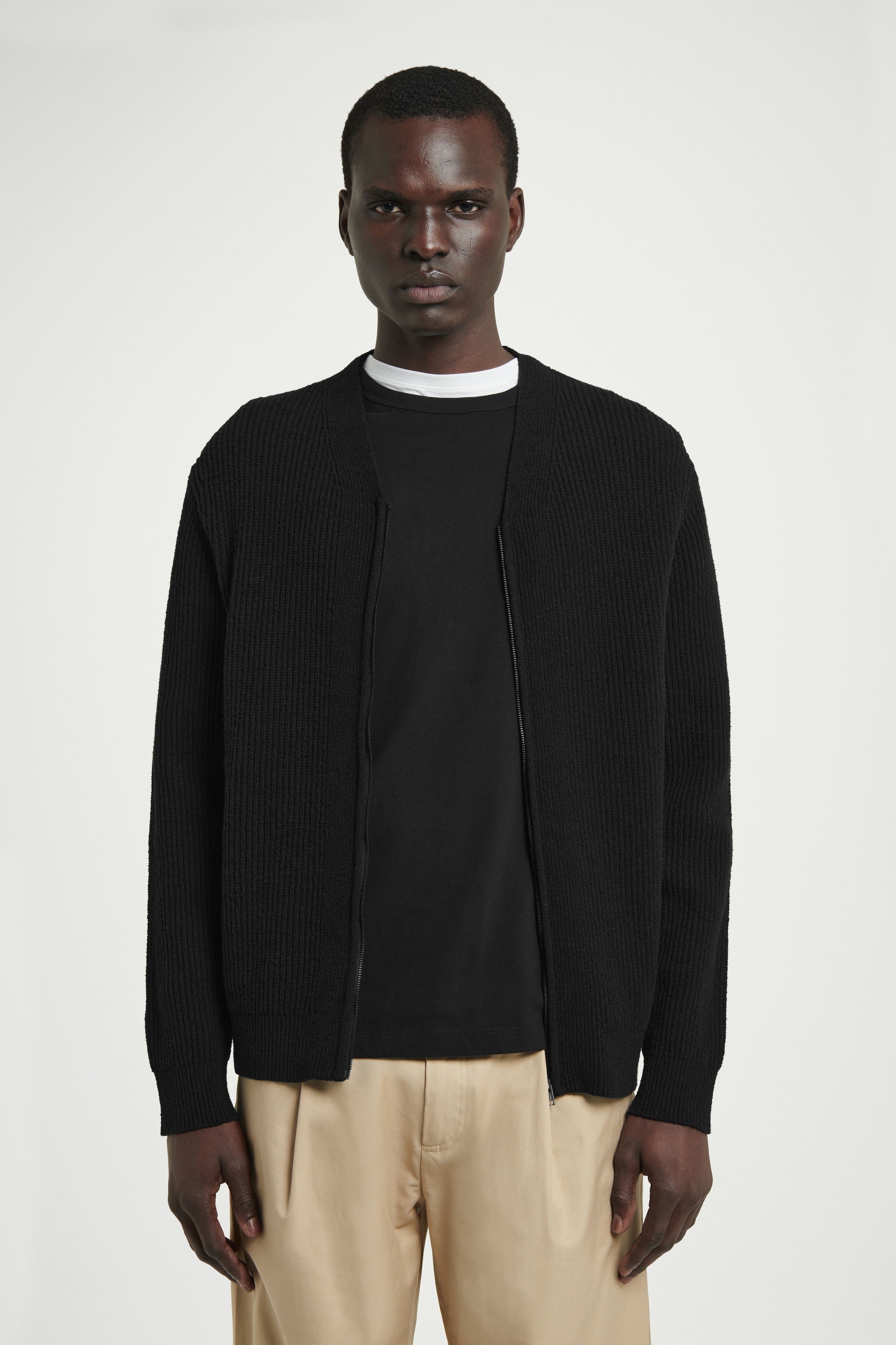 Visa större bild: BOUCLÉSTICKAD V-RINGAD CARDIGAN MED DRAGKEDJA - SVART - HERR | H&M SE 1