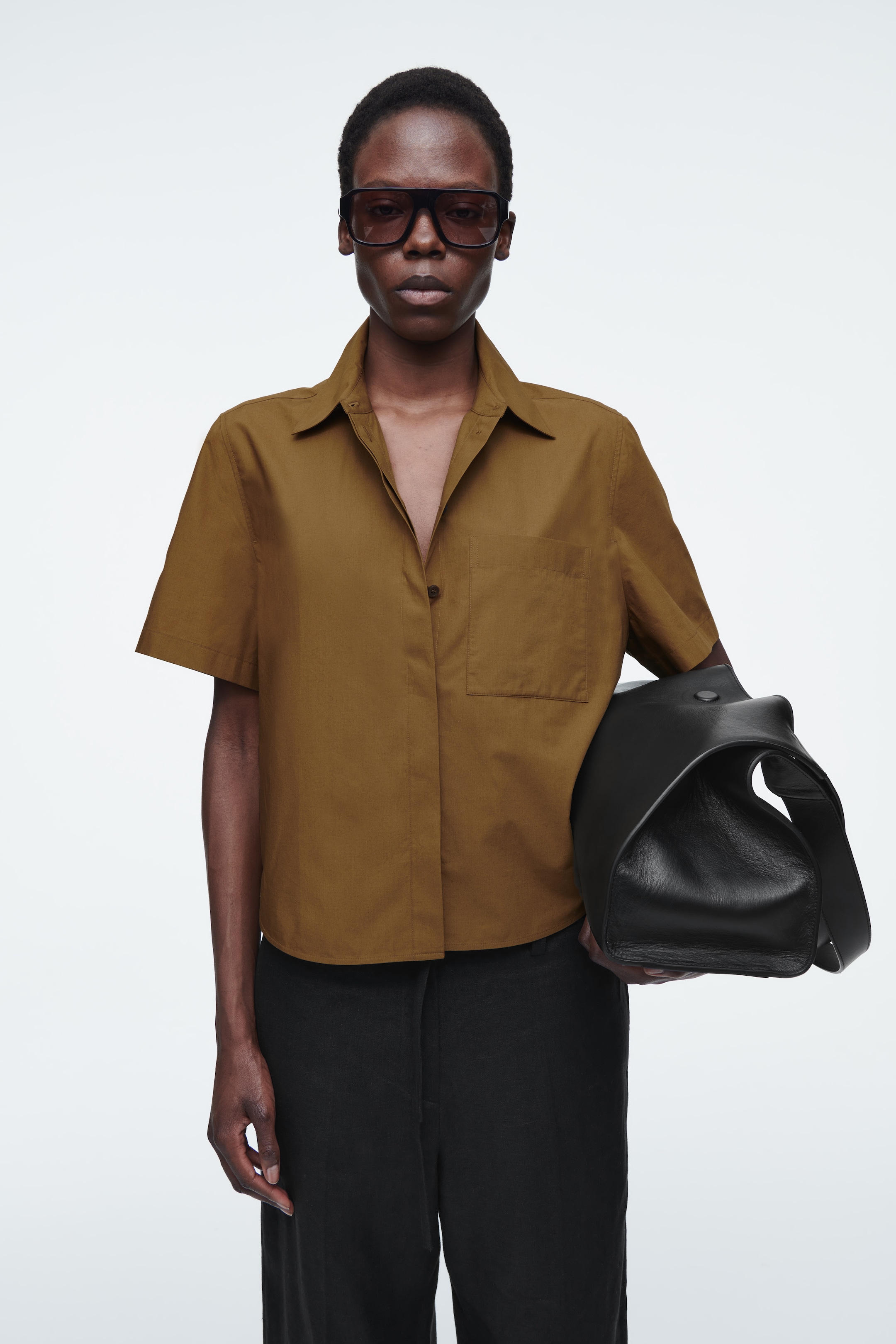 Grösseres Bild ansehen: VERKÜRZTES KURZARMHEMD AUS BAUMWOLLE - BRAUN - DAMEN | H&M CH 1