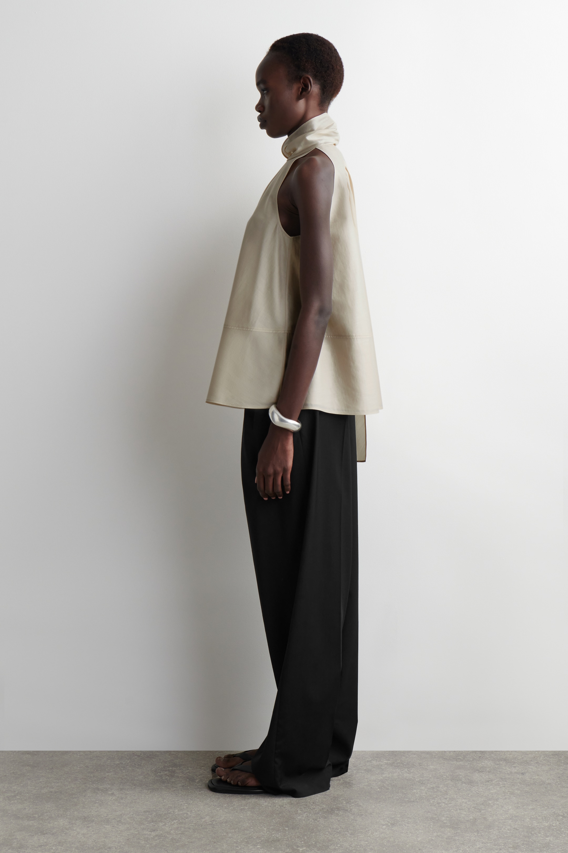 Visa större bild: DRAPERAD HALTERNECK-TOPP - BEIGE - DAM | H&M SE 4