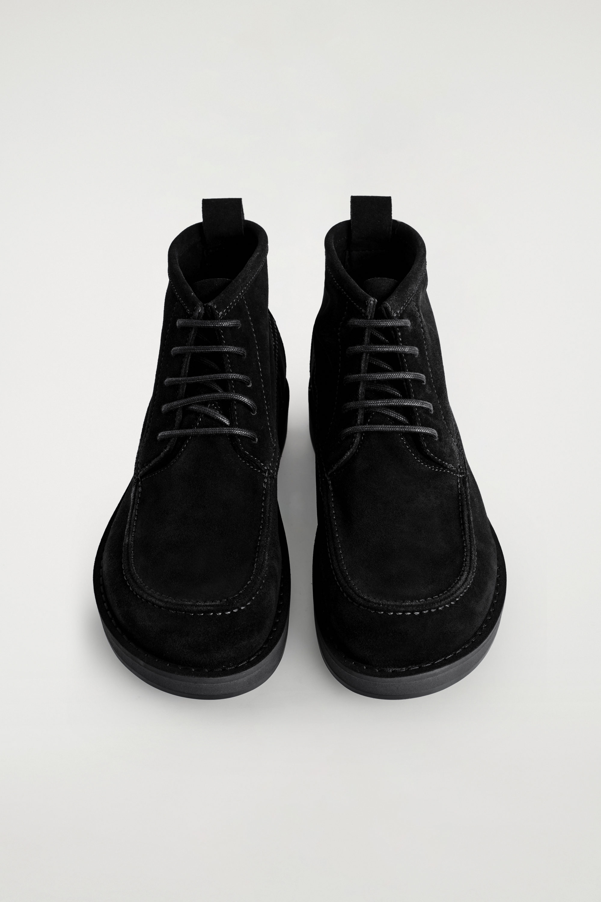 SUEDE DESERT BOOTS - BLACK | COS display picture 2