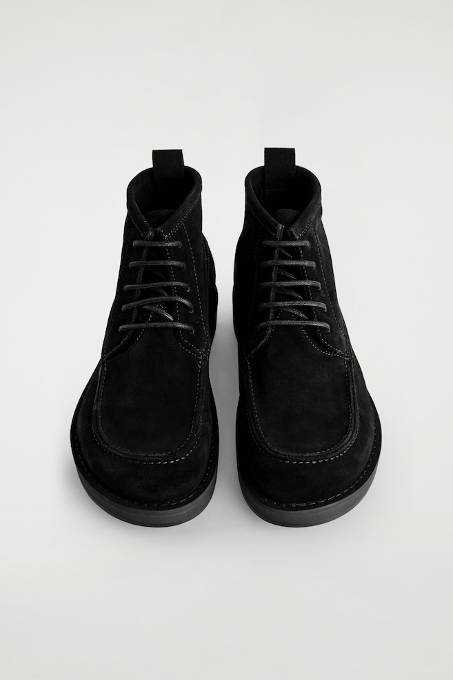 SUEDE DESERT BOOTS — BLACK