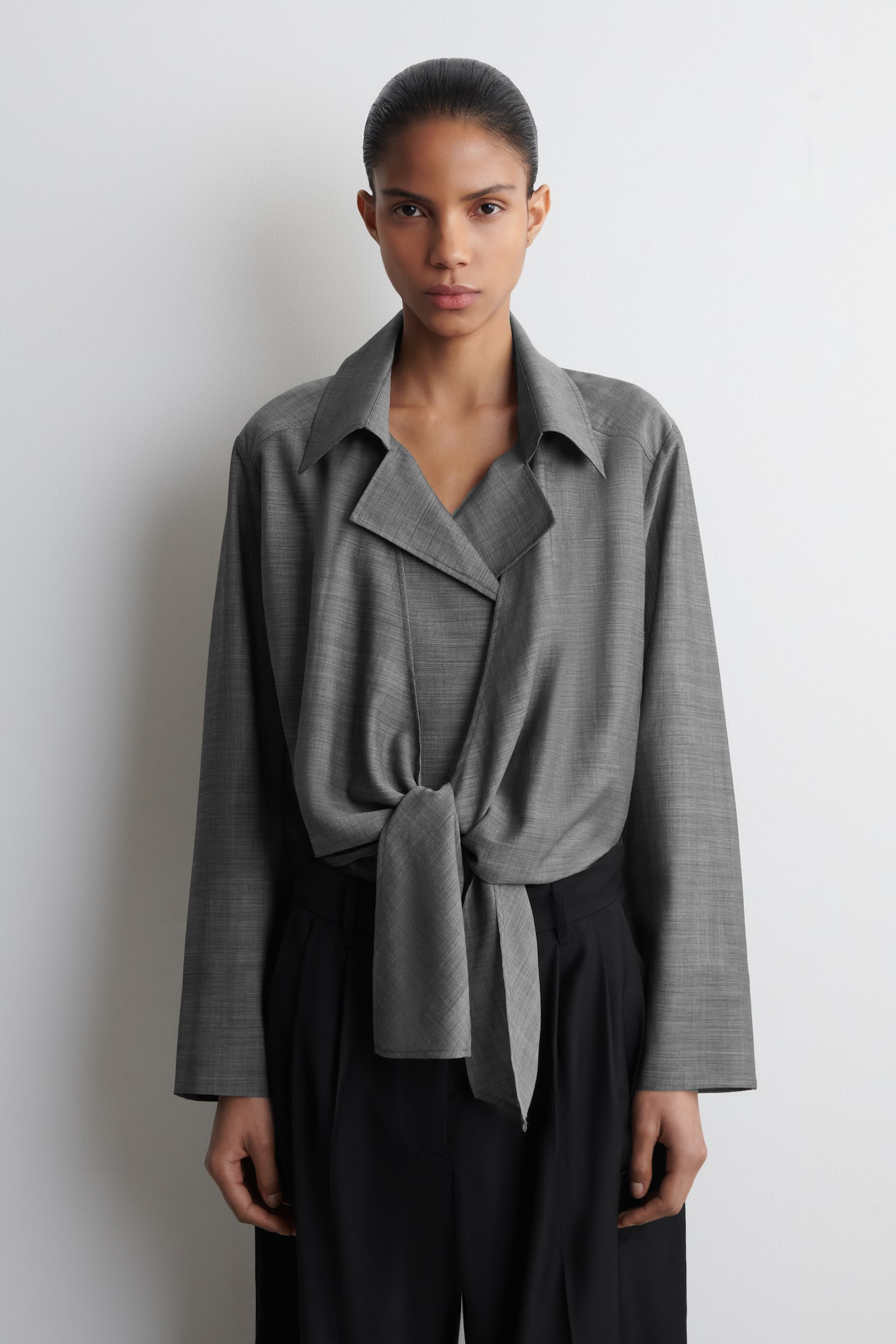 ΠΟΥΚΑΜΙΣΟ ΑΠΟ ΜΑΛΛΙ ΚΑΙ ΡΑΜΙΕ ΜΕ ΔΕΣΙΜΟ ΜΠΡΟΣΤΑ - ΓΚΡΙ ΜΕΛΑΝΖΕ - 1