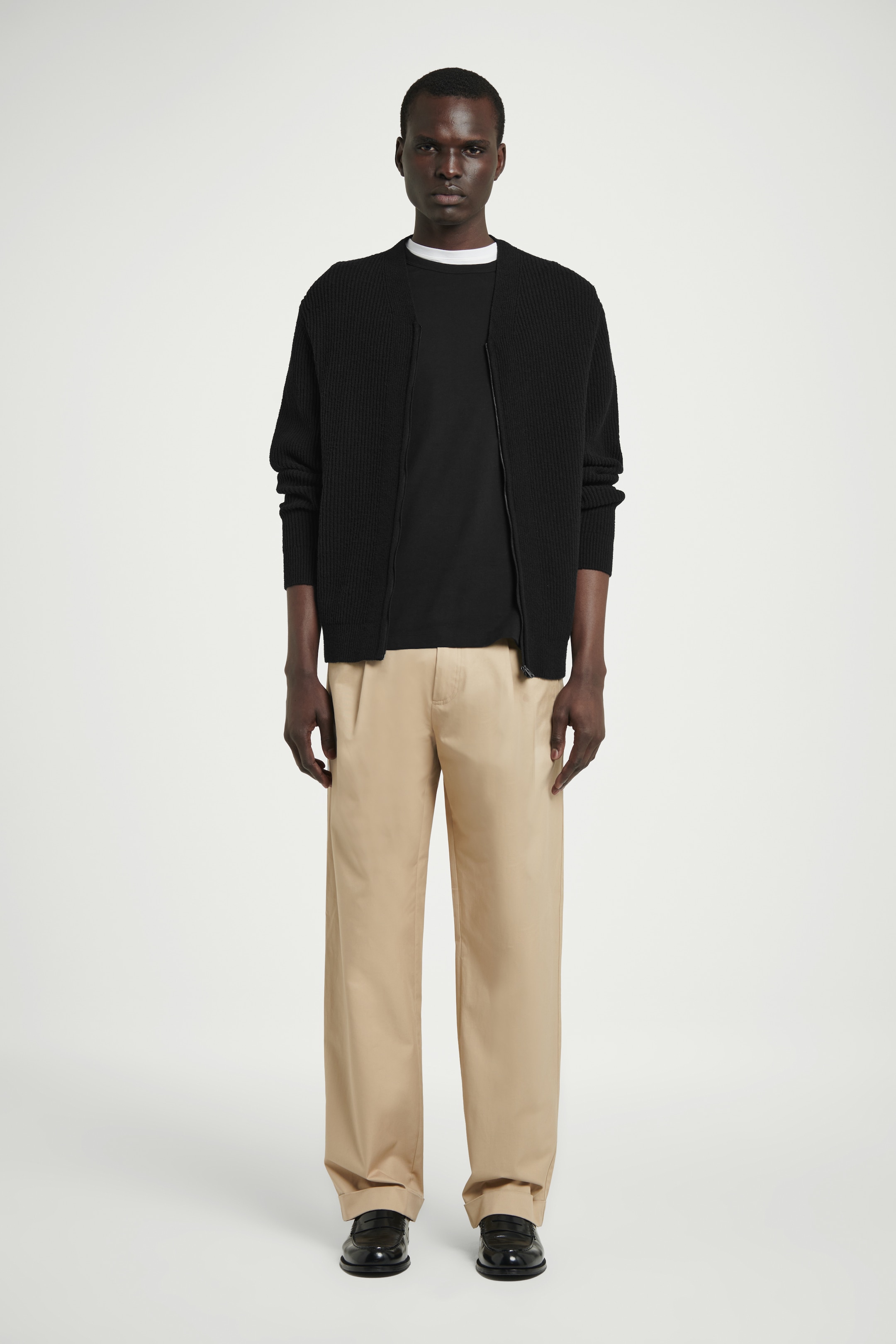 Visa större bild: BOUCLÉSTICKAD V-RINGAD CARDIGAN MED DRAGKEDJA - SVART - HERR | H&M SE 2