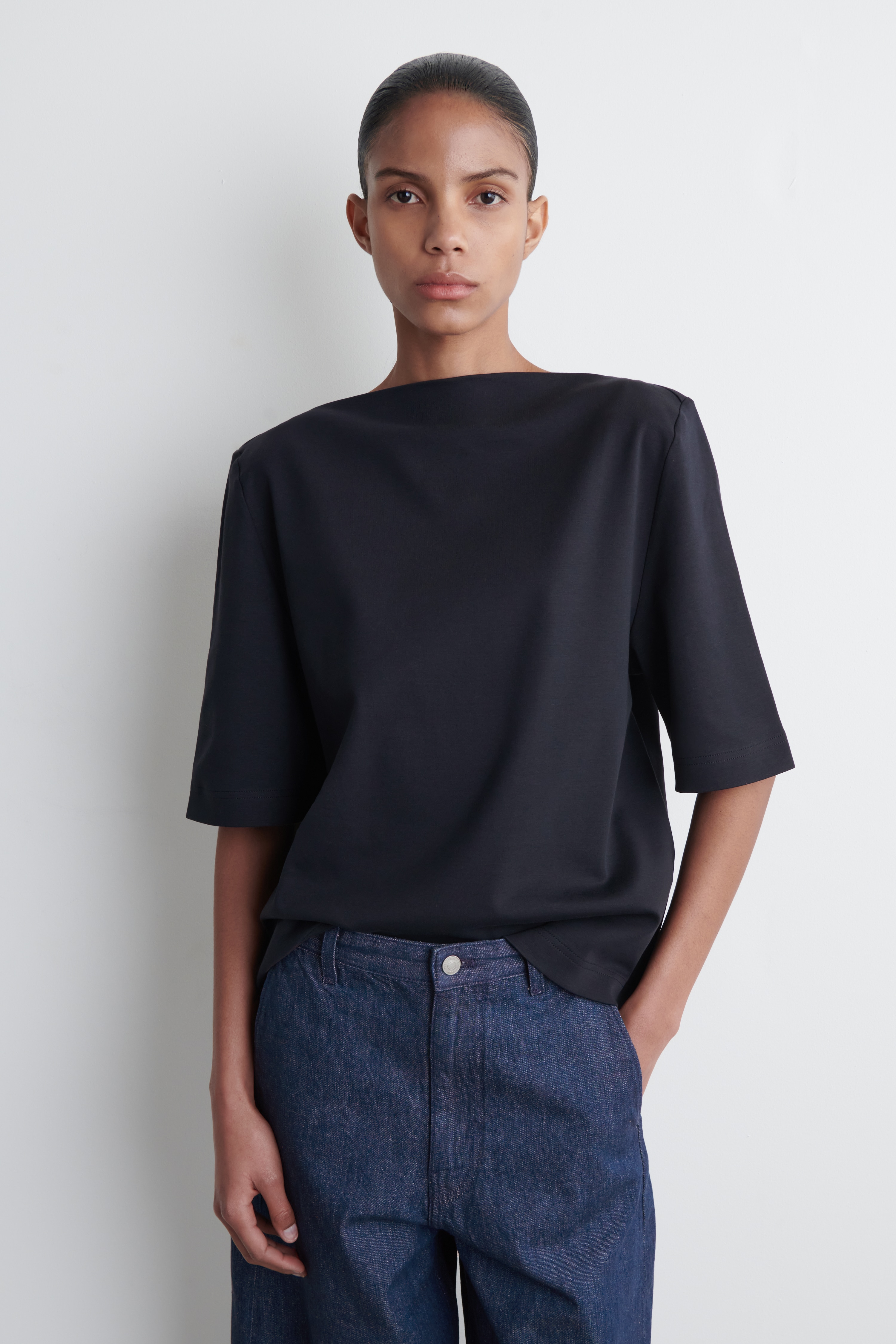 TRIČKO Z BAVLNY S LODIČKOVÝM VÝSTŘIHEM - TMAVĚ MODRÁ/ČERVENÁ