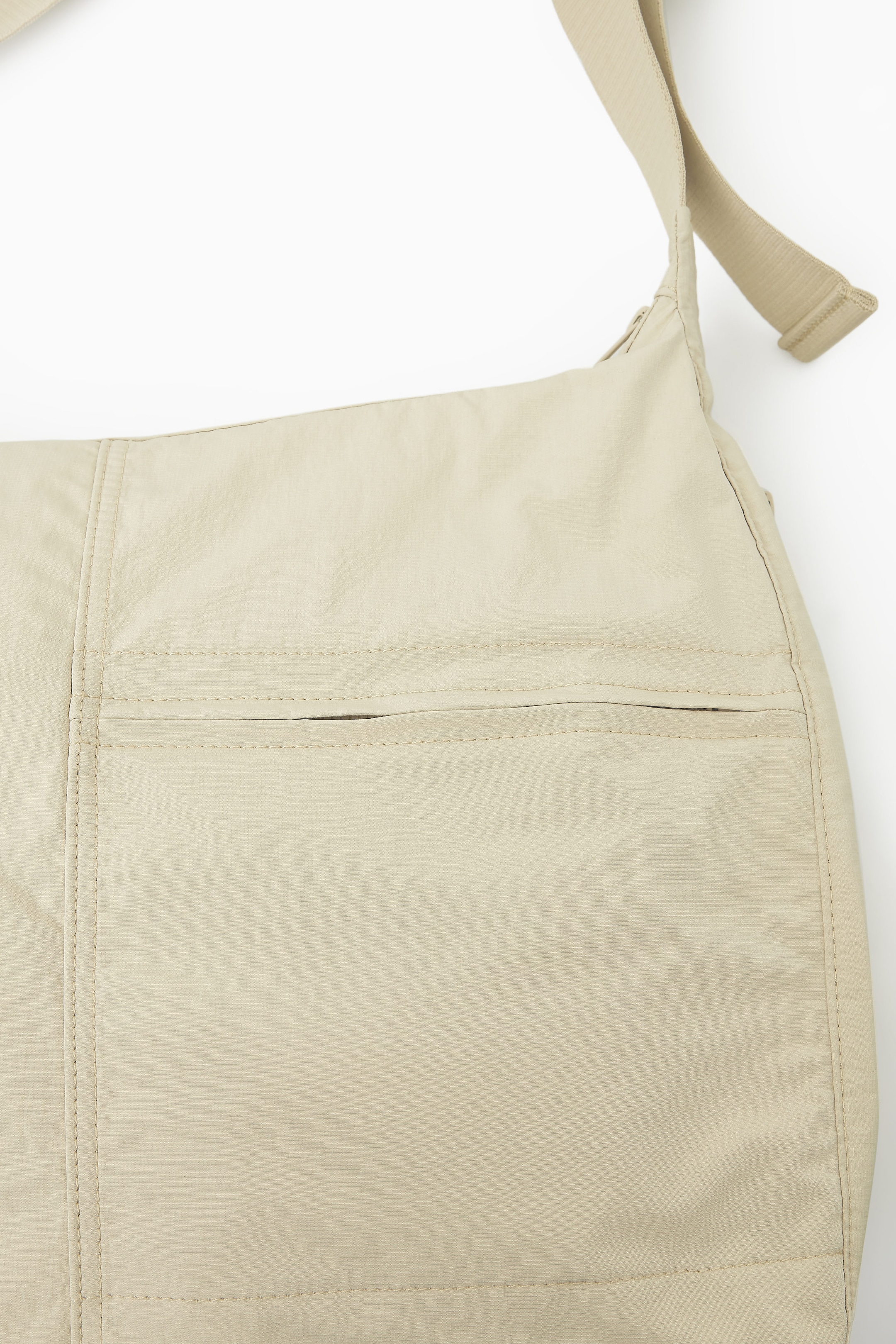 SLOUCHY NYLON MESSENGER BAG