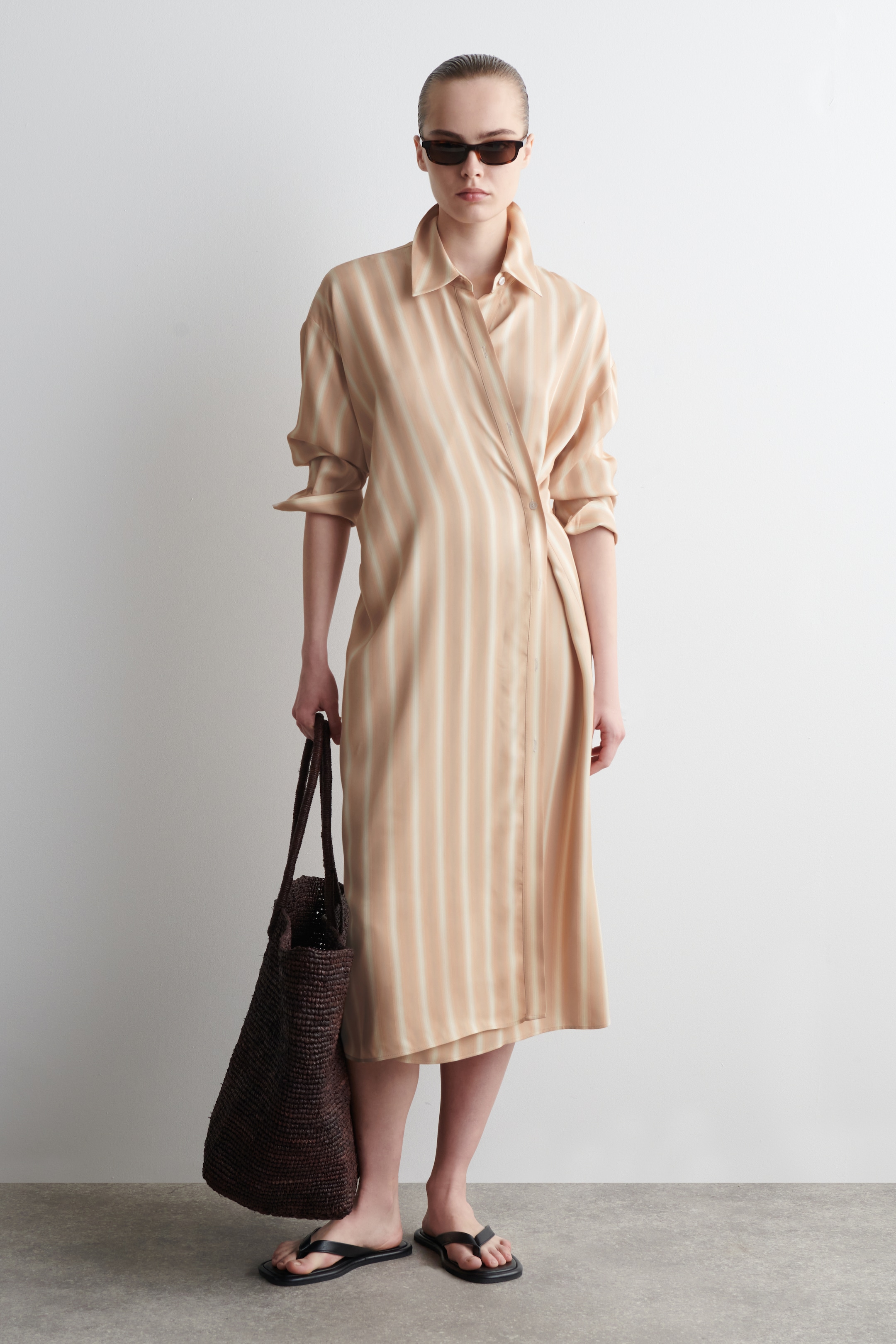 Grösseres Bild ansehen: HEMDKLEID IN MIDILÄNGE UND WICKELOPTIK - ROSA/GESTREIFT - DAMEN | H&M CH 1