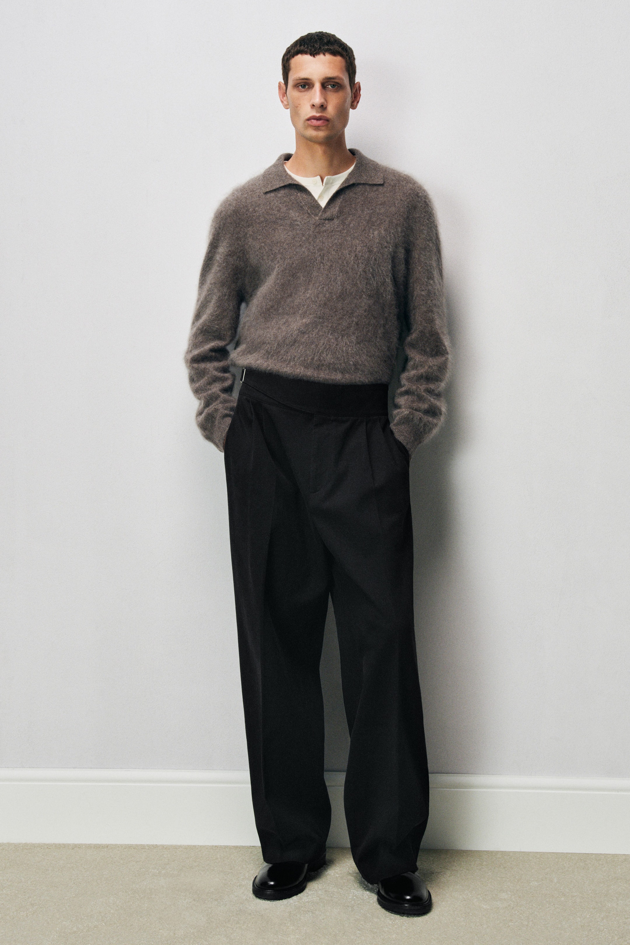 BELT-DETAIL PLEATED WIDE-LEG PANTS