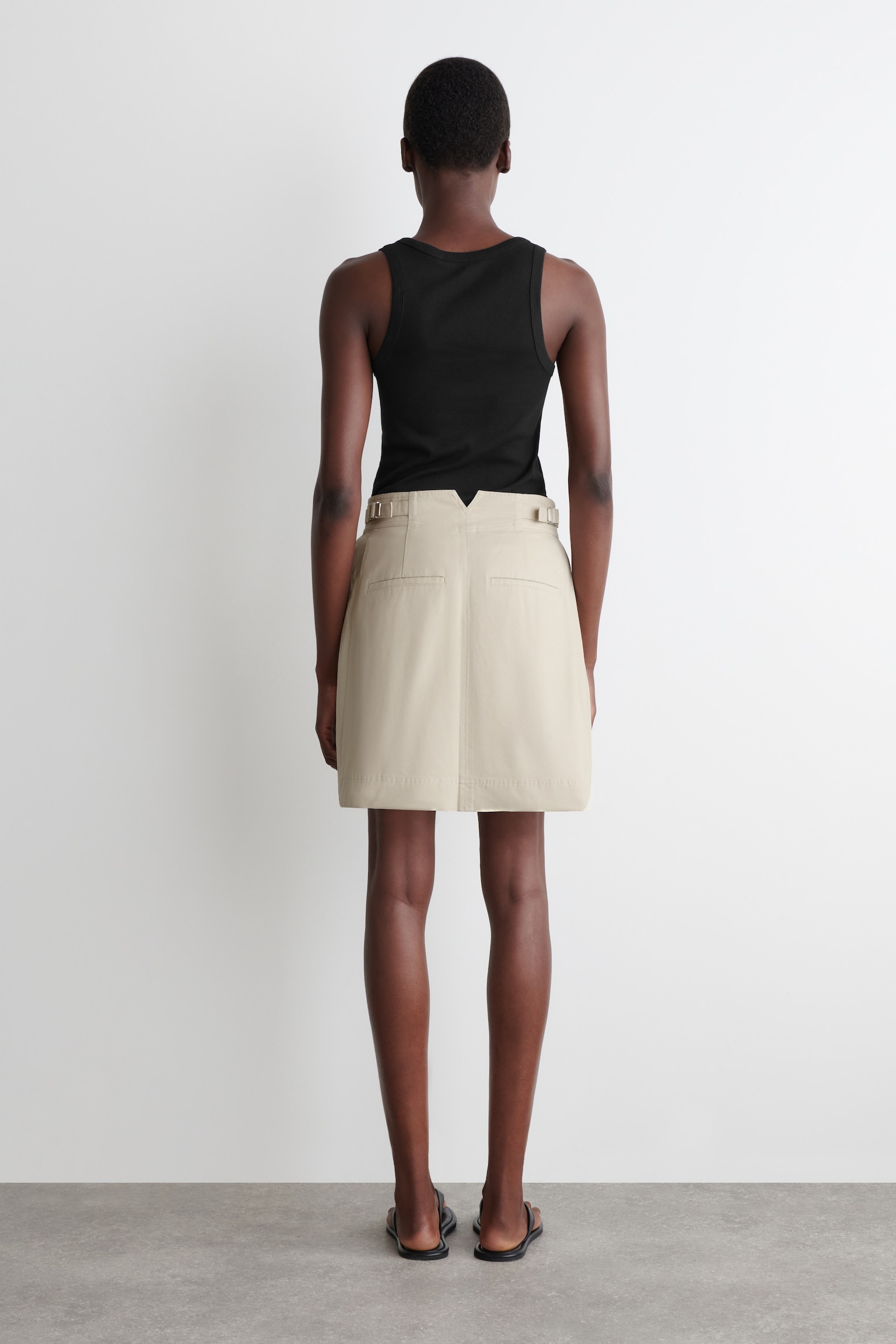PLEATED BUCKLE-DETAIL MINI SKIRT - LIGHT BEIGE - 7
