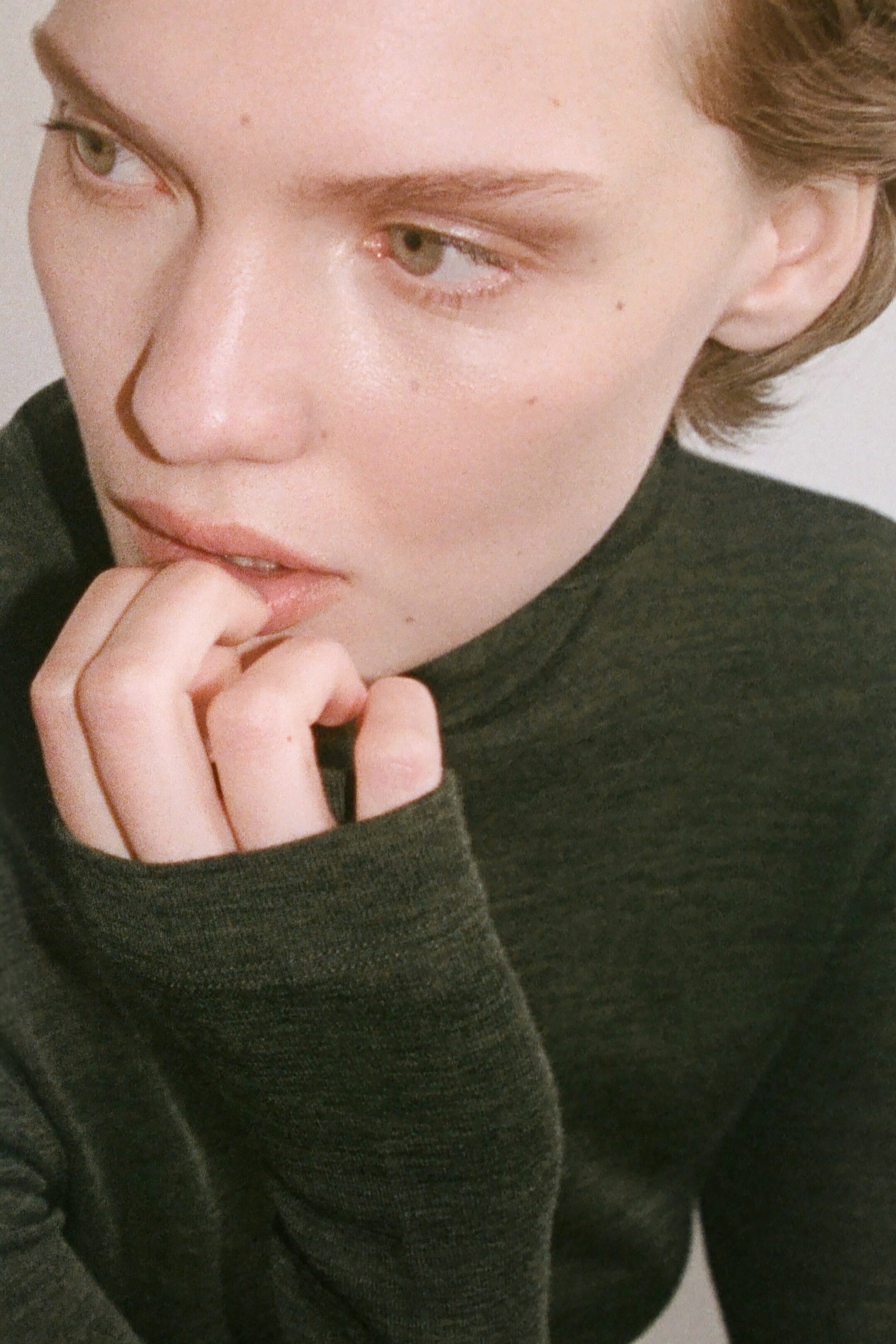 Größeres Bild anzeigen: OBERTEIL AUS MERINOWOLLE MIT HOHEM KRAGEN - DUNKELGRÜN MELIERT - Ladies | H&M AT 9