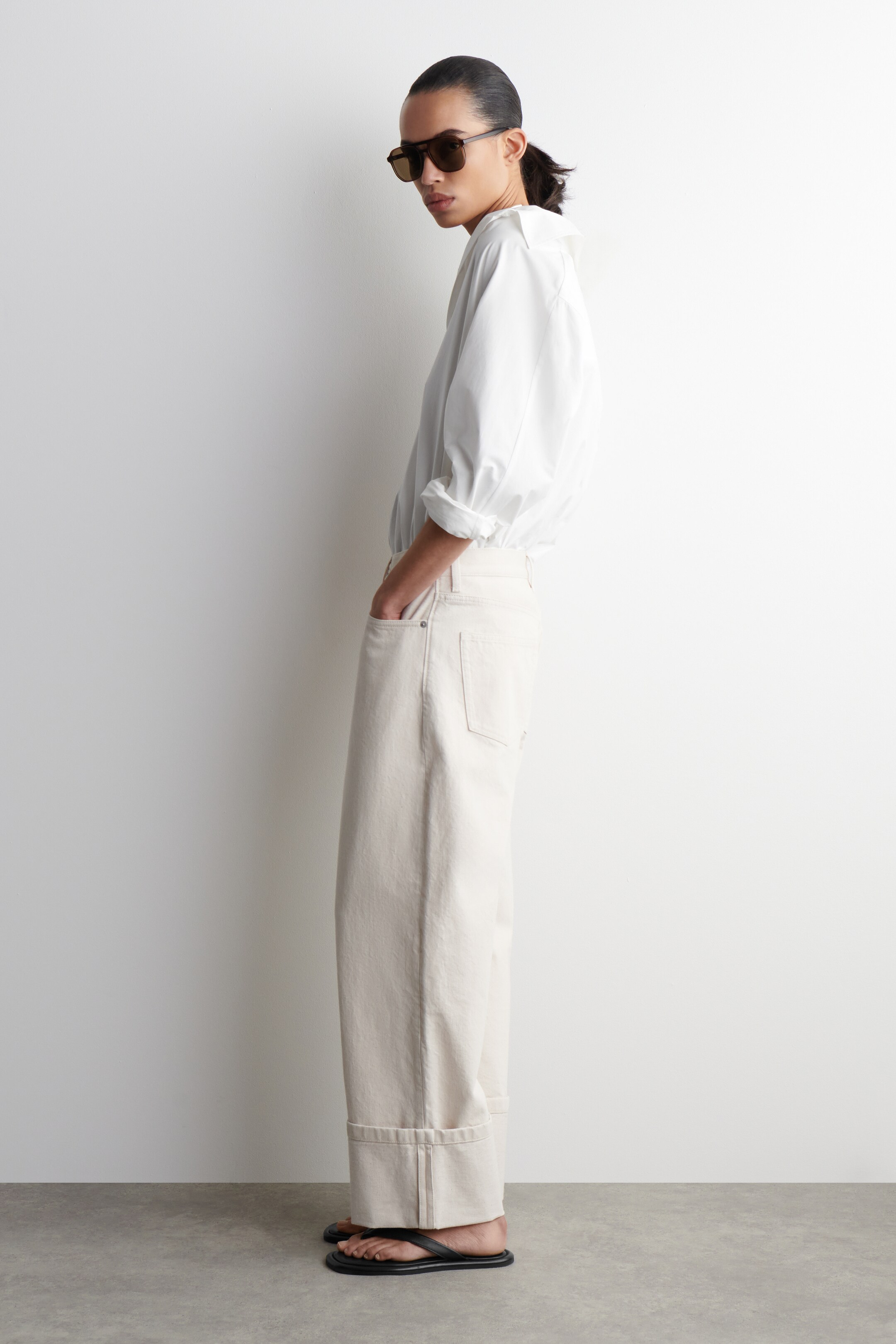 Zobrazit větší obrázek: DŽÍNY FACADE S OHRNOVACÍM LEMEM A PŘÍMÝM STŘIHEM - ECRU - ŽENY | H&M CZ 4