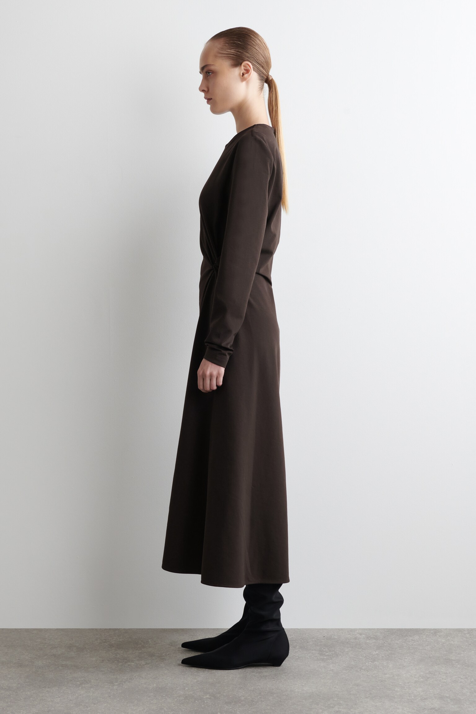 VESTIDO DE MANGA LARGA CON DETALLE DE NUDO - MARRÓN OSCURO - 3