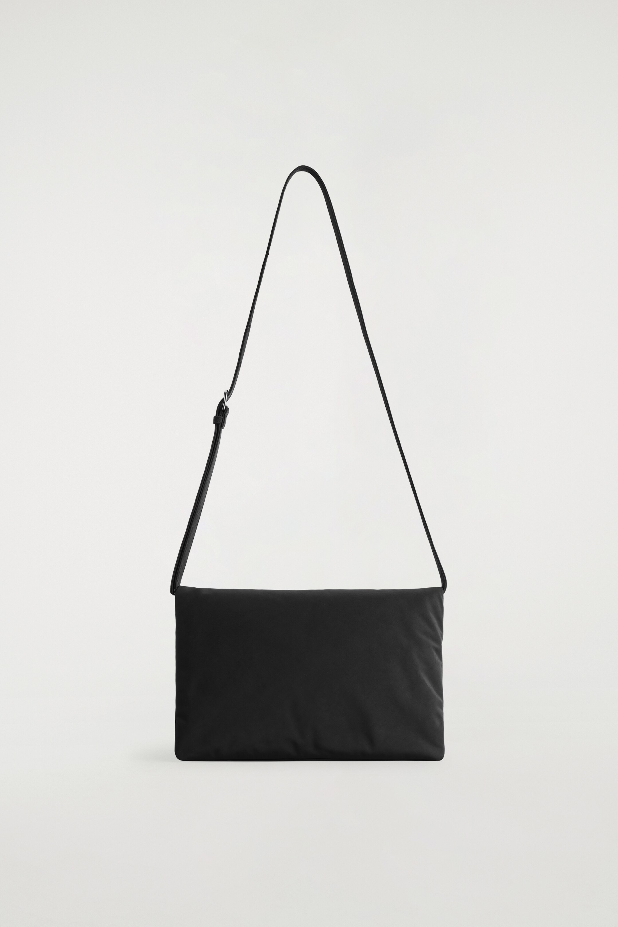 Visa större bild: TRIFOLD VADDERAD CROSSBODY-VÄSKA - SVART - DAM | H&M SE 3